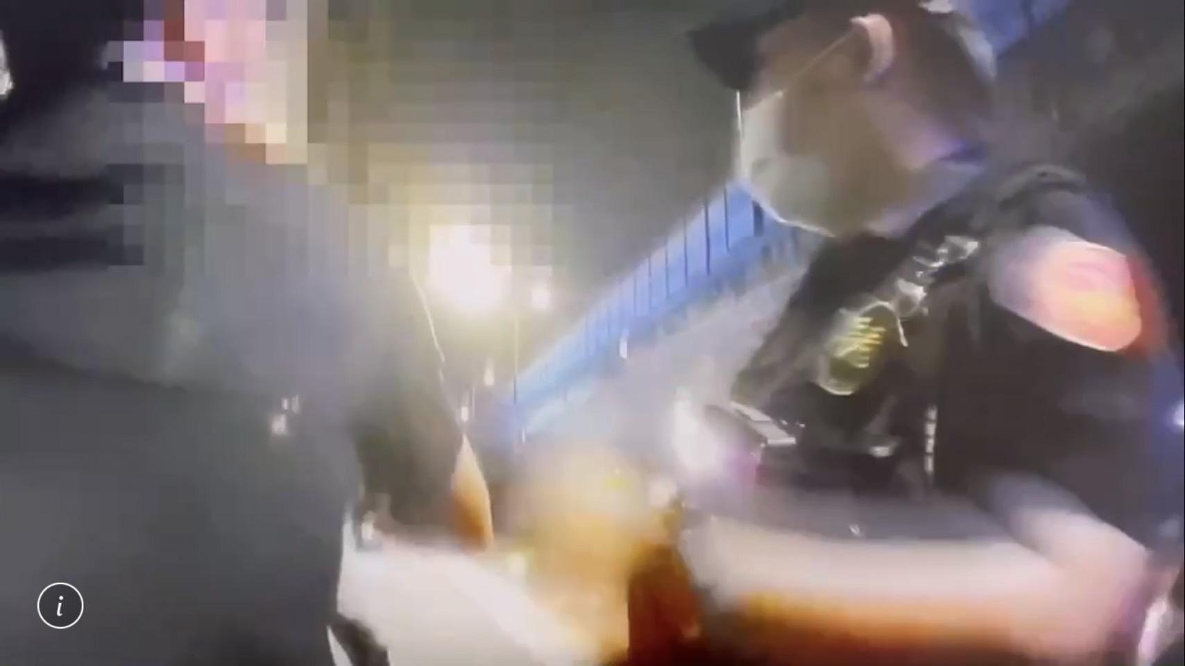 劉男(左)辱罵到場處理的警員三字經。(翻攝畫面)