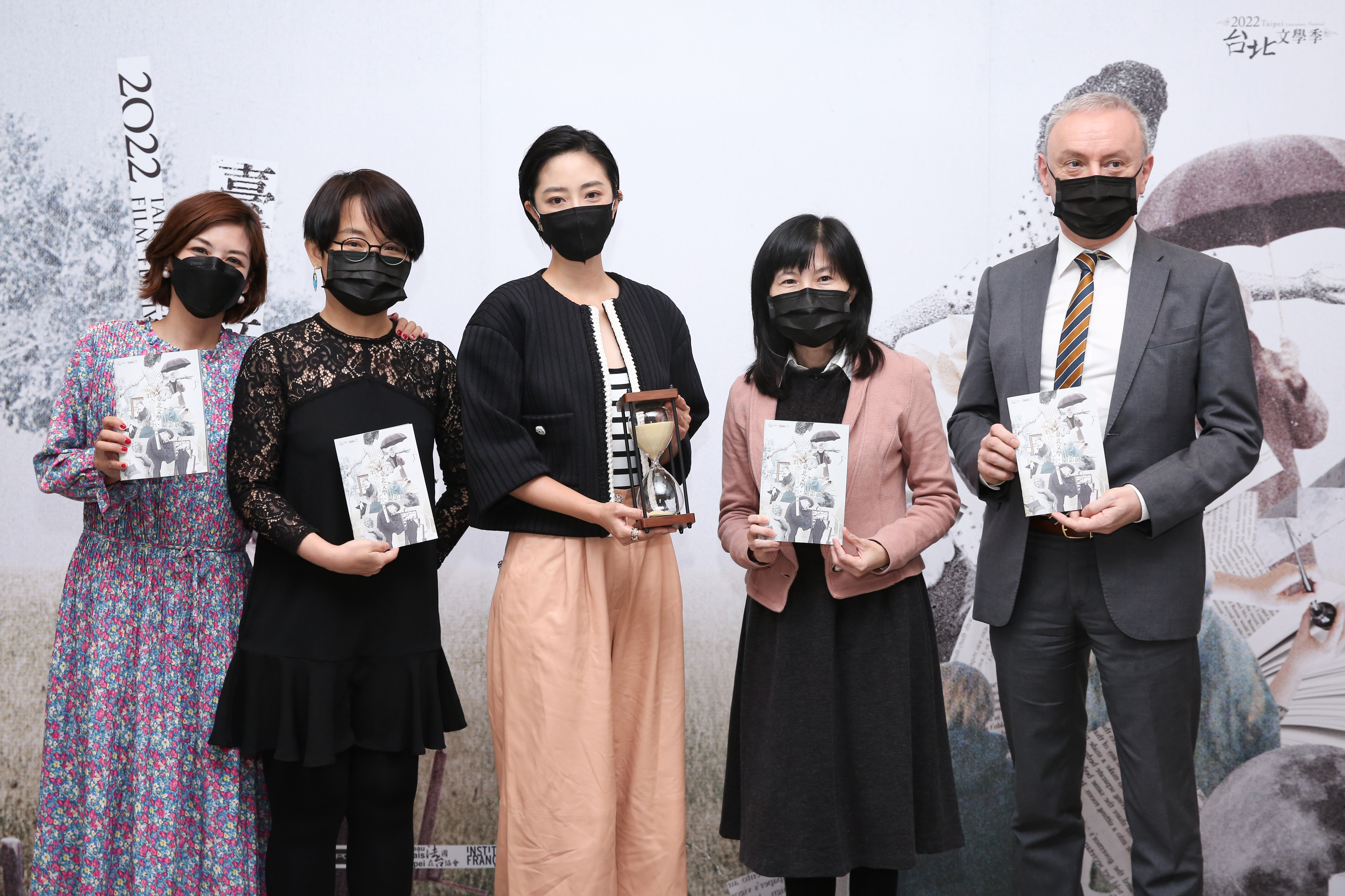 法國在台協會主任公孫孟(右起)、台北市文化局副局長陳譽馨、影展嘉賓桂綸鎂、策展人楊元鈴與台灣電影文化協會執行長陳伯任齊聚「2022臺北文學.閱影展」記者會。