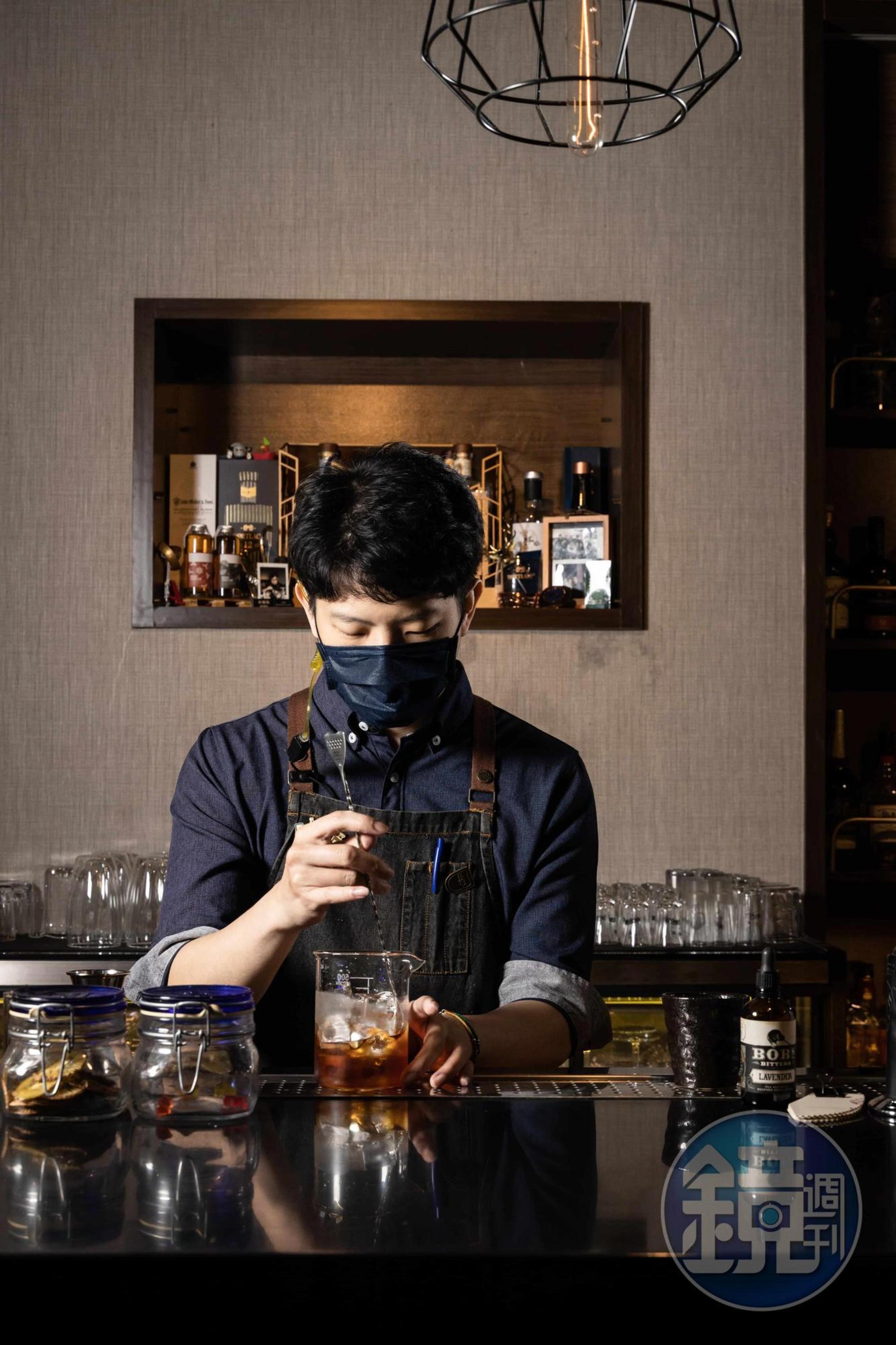 吳俞賢講述調酒設計細節相當詳細，對於各款調酒的風味同樣鉅細靡遺。	