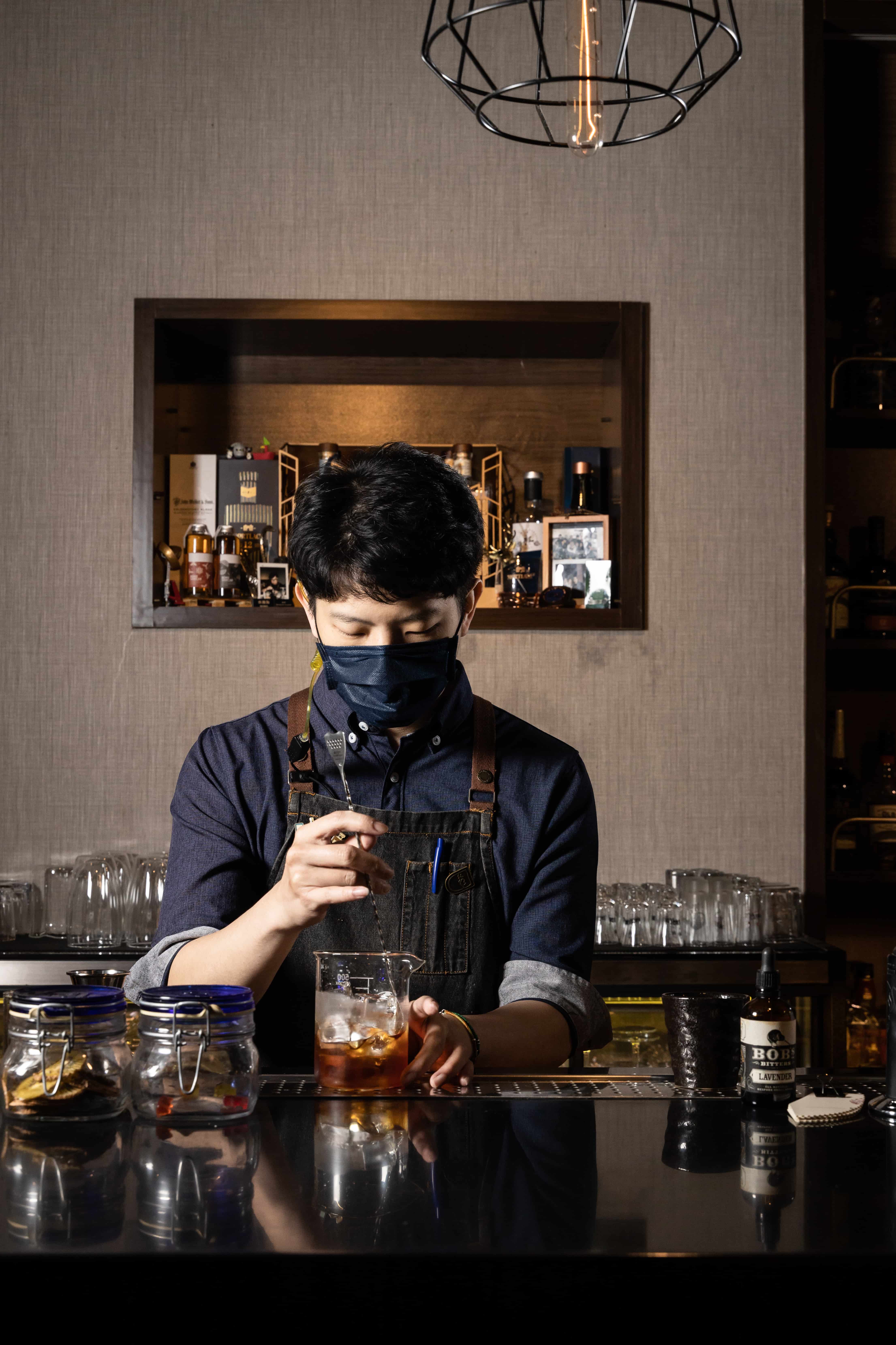 吳俞賢講述調酒設計細節相當詳細，對於各款調酒的風味同樣鉅細靡遺。	
