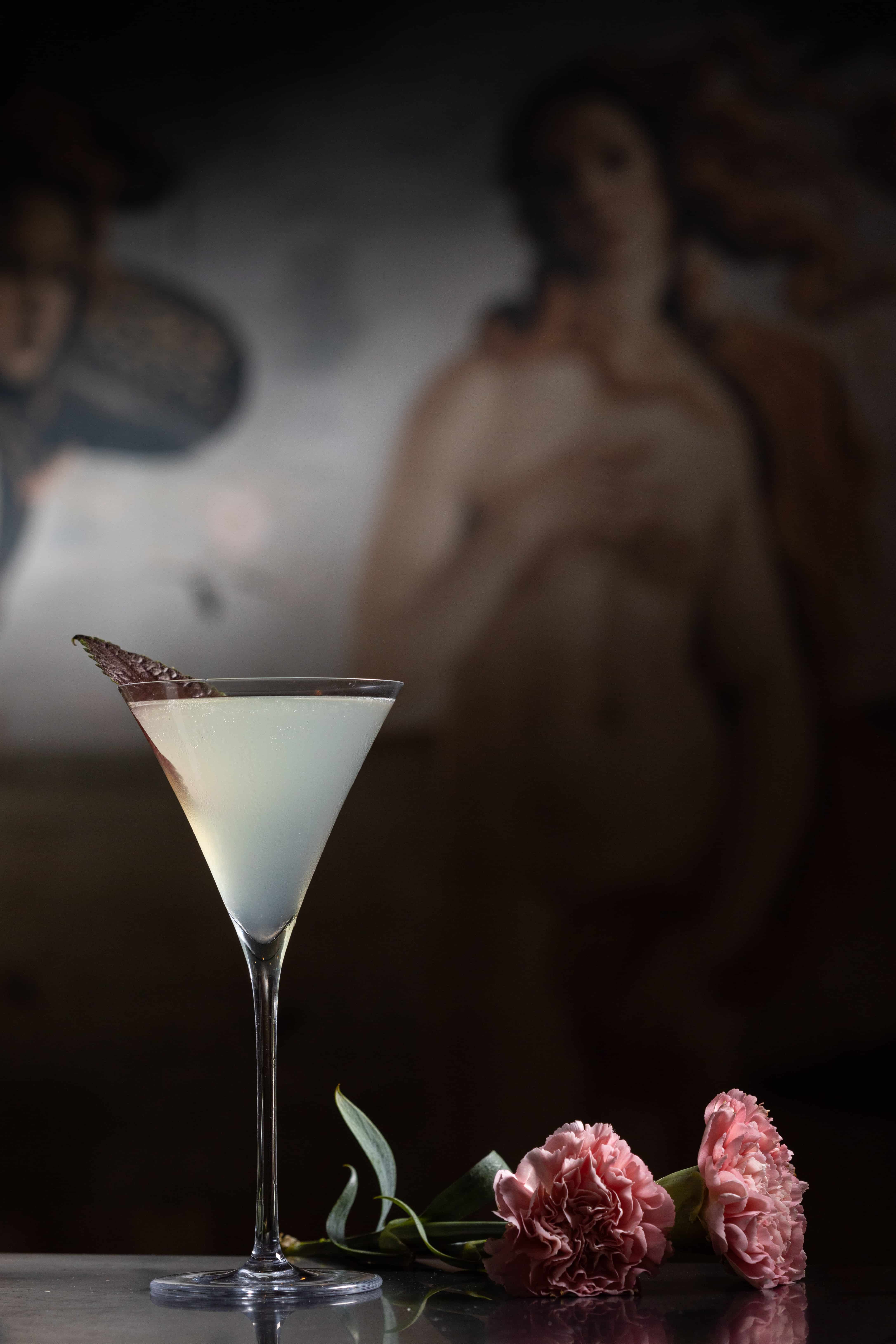 熱帶氣息明顯的「哇愛荔」酒感偏重，外觀有著都會熟女的成熟風情。（300元／杯）