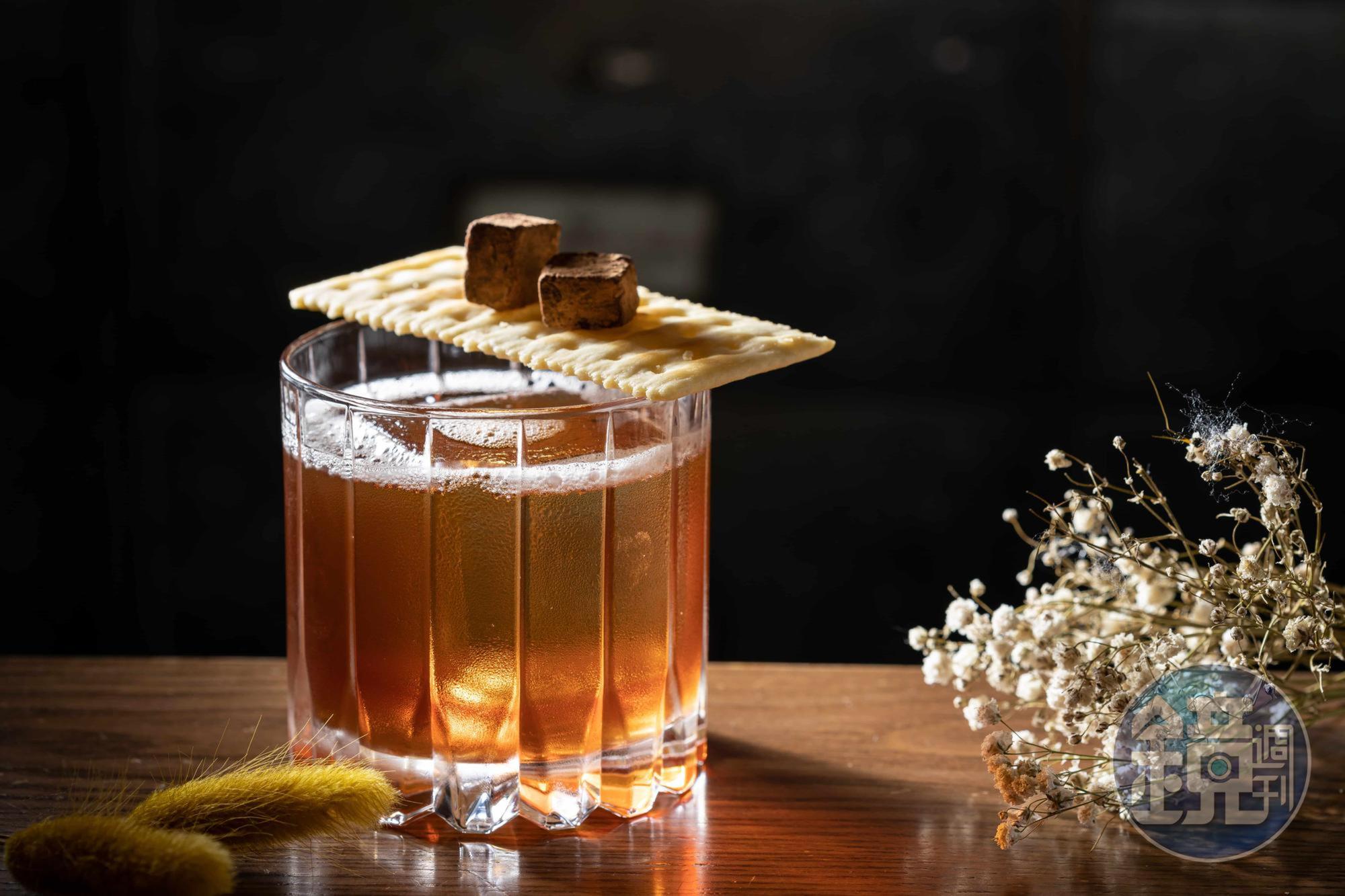 定番酒單的「遇見小莓莓」酒體酸甜相當順口，搭配上頭的自製生巧克力猶如酒液版 莓果布朗尼。（270元／杯）