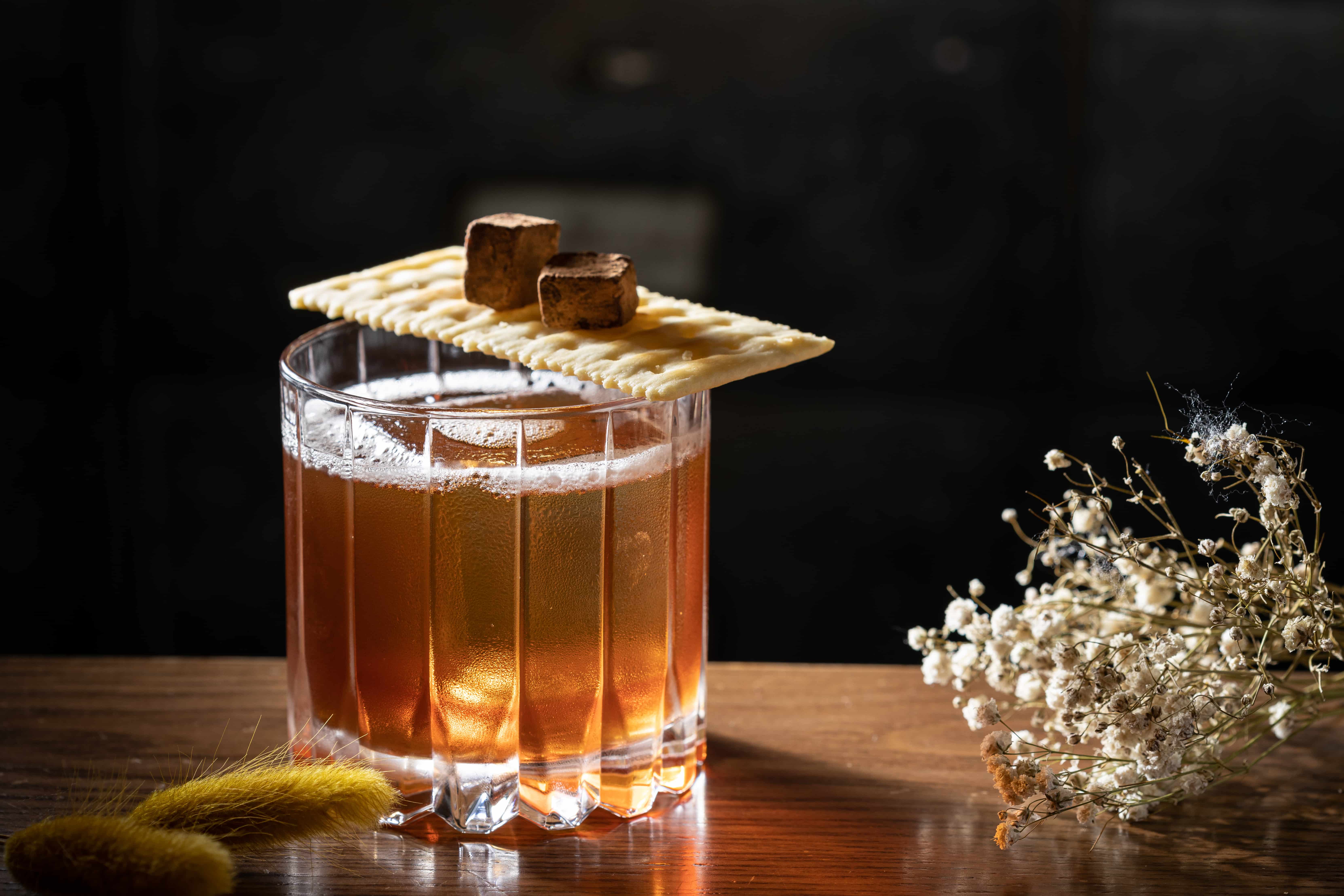 定番酒單的「遇見小莓莓」酒體酸甜相當順口，搭配上頭的自製生巧克力猶如酒液版 莓果布朗尼。（270元／杯）