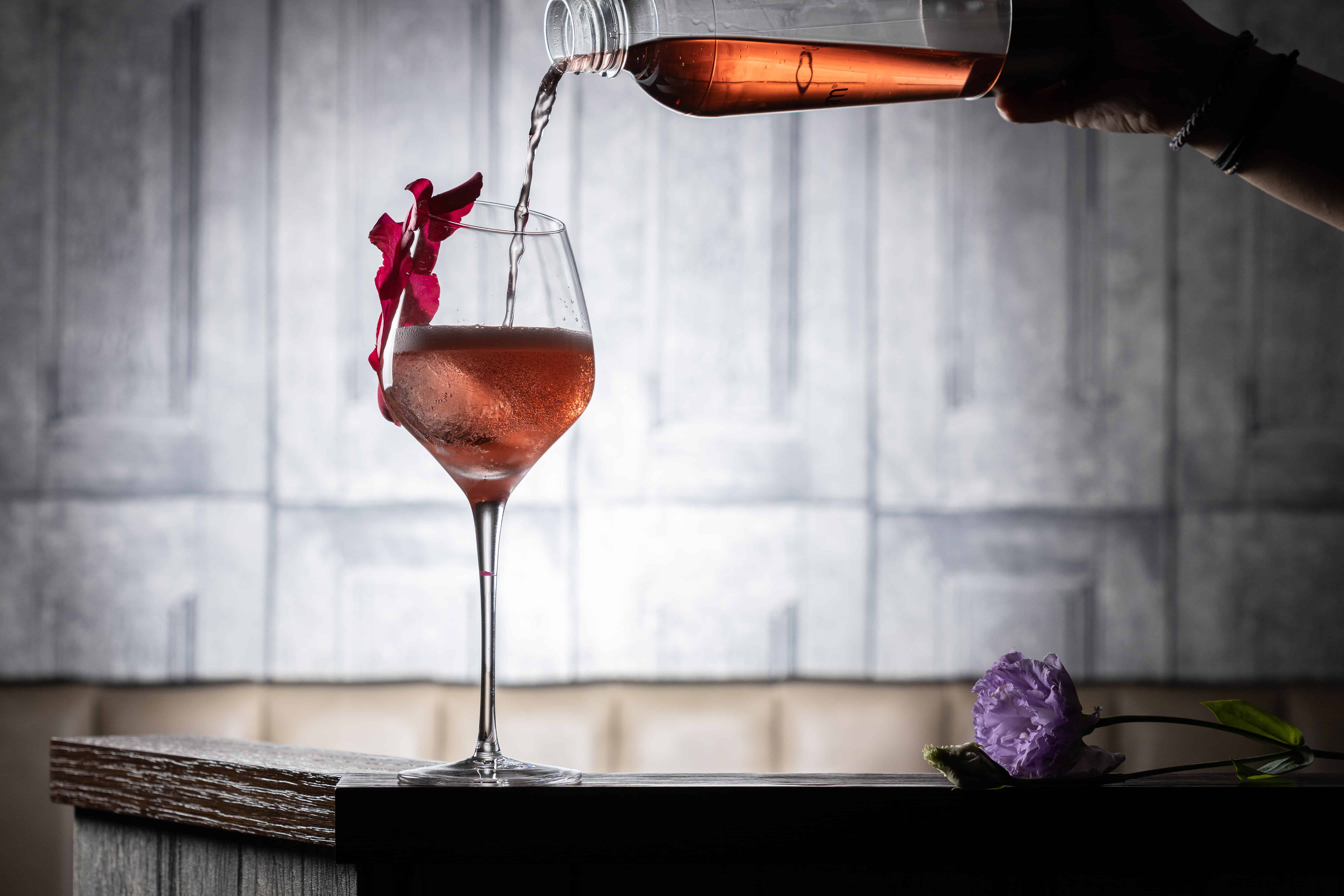 「食上主義」的母親節限定調酒外表簡約卻浪漫感十足。