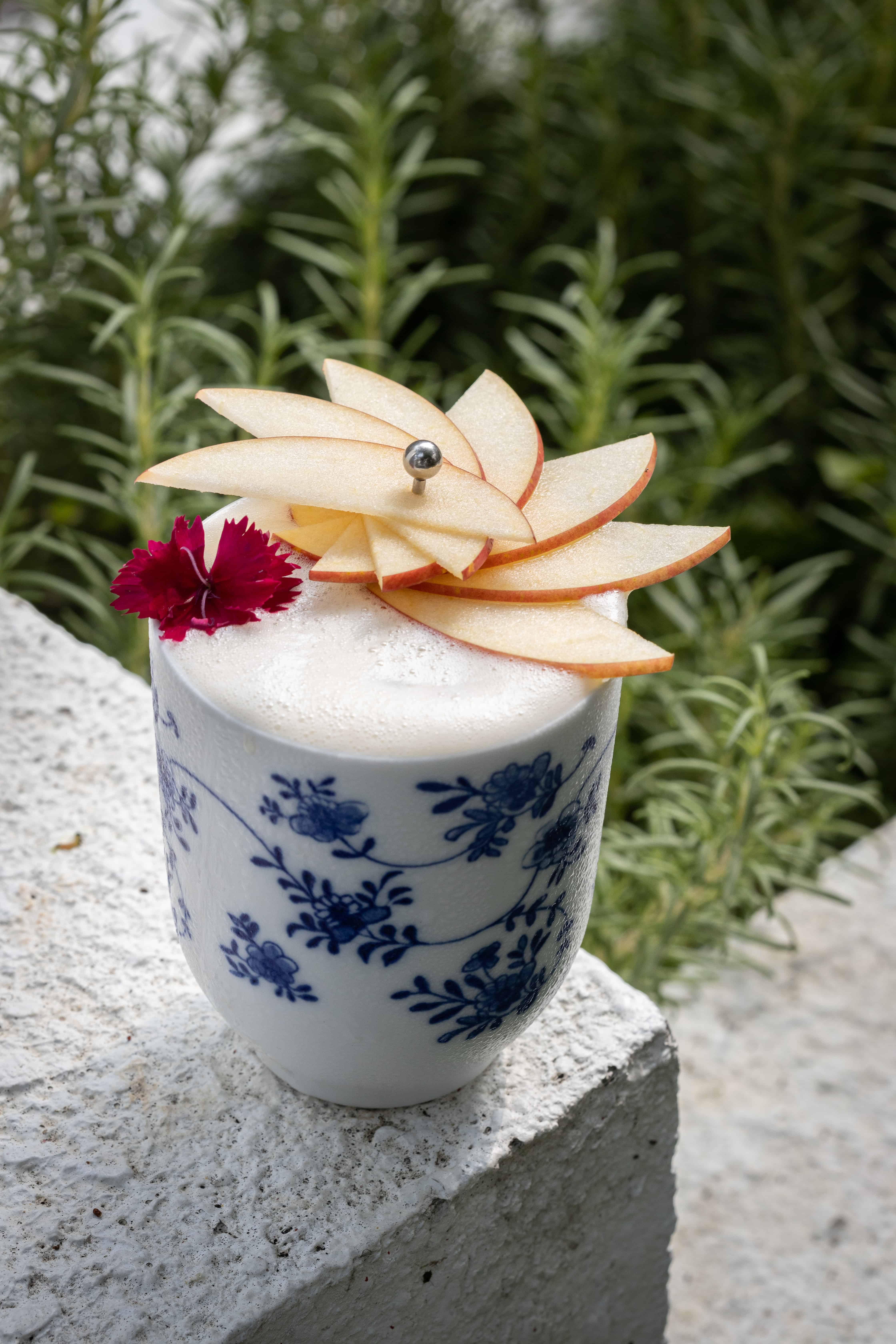 「玫事喝口茶」是酒單上的固定品項，四紅果帶出了如軟糖的俏皮甜味，酒感輕盈。（270元／杯）