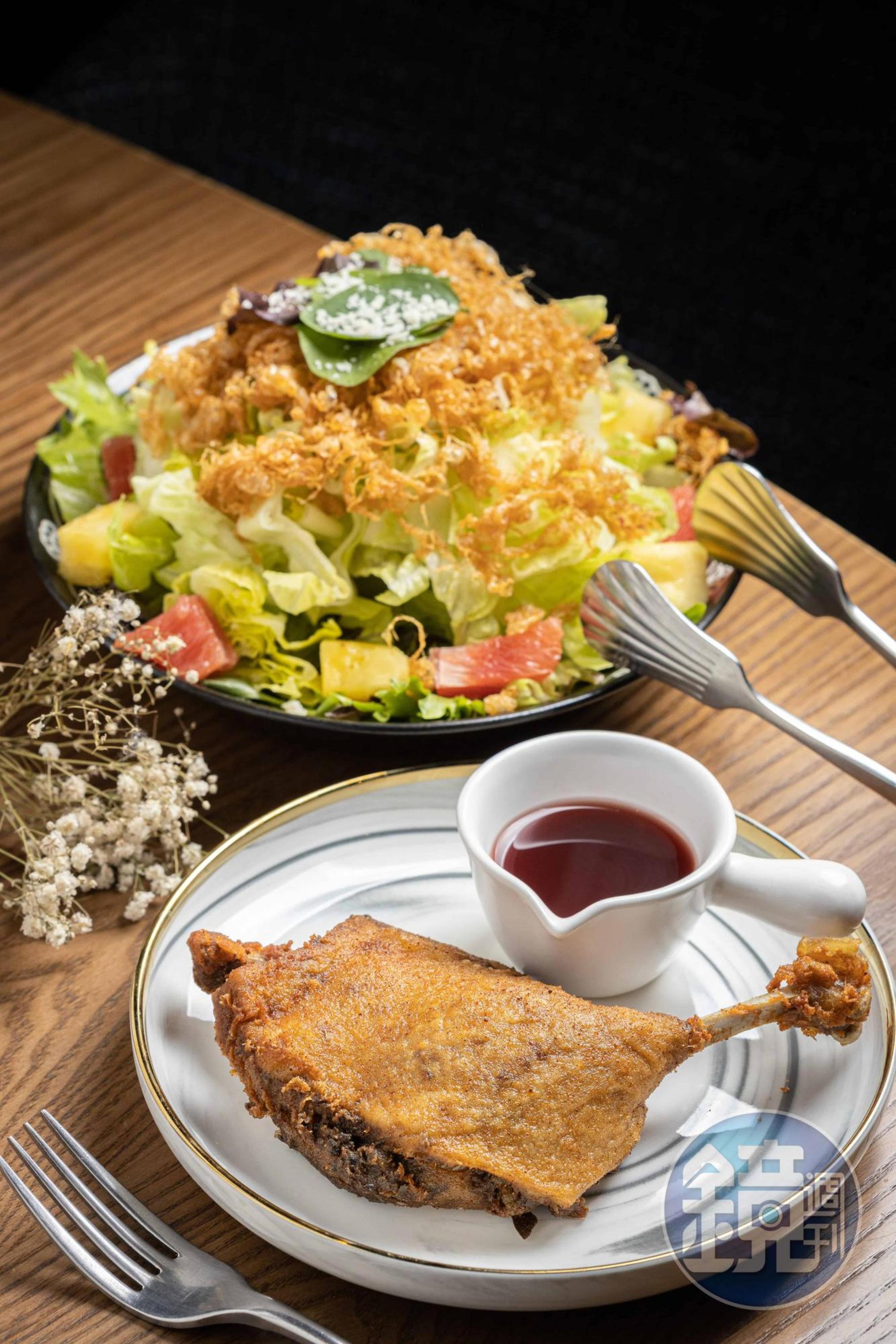 澎湃浮誇的「慢煮鴨腿蛋酥沙拉」除了鴨肉酥嫩，快溢出盤外的生菜更大氣得令人驚嘆。（280元／份）