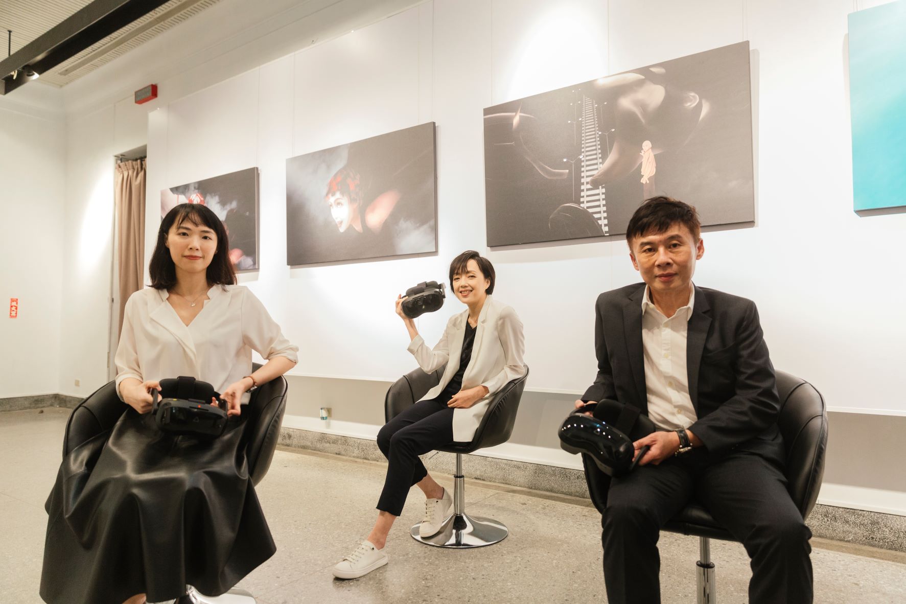 許芳宜（中）與宏達電旗下內容品牌VIVE ORIGINALS合作拍攝VR，與該公司總經理劉思銘（右）和專案製作人楊乃甄接受本刊專訪。