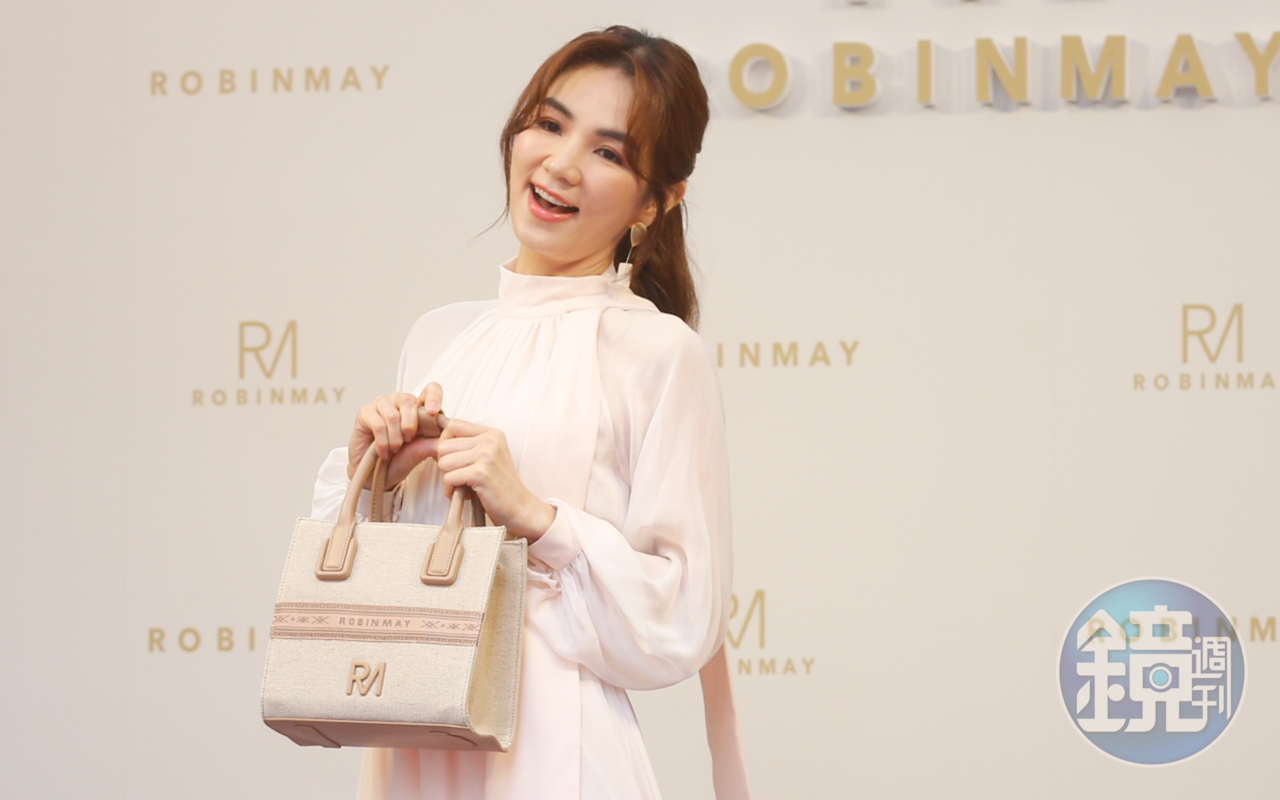 Ella現身RobinMay台北威秀旗艦店，手拿月桂女神摩卡杏色手提包（NT$2,580）。
