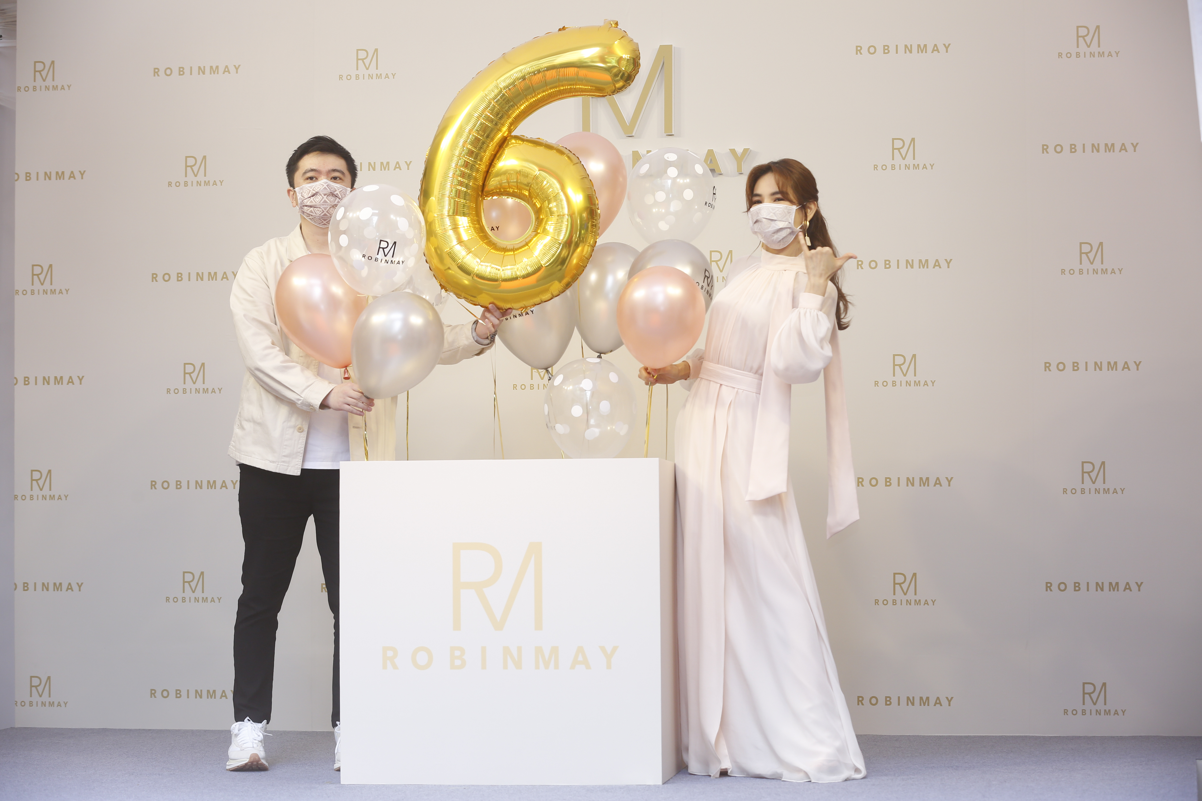 Ella(右)以代言人之姿,與RobinMay創辦人(左)慶祝品牌創立6週年。