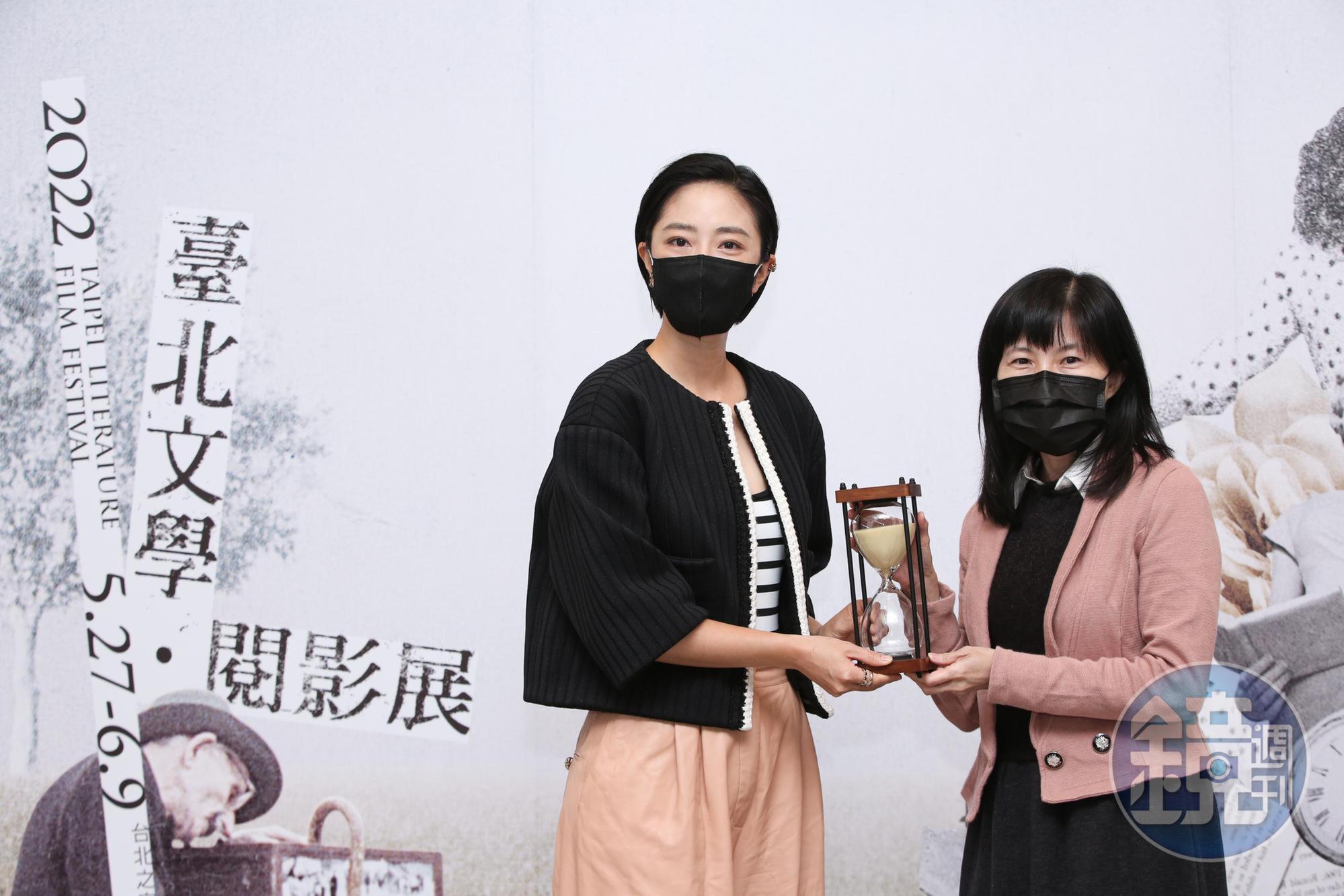 為「2022臺北文學。閱影展」擔任嘉賓，桂綸鎂自言最近看了不少電影，不過還沒接到喜歡的新角色。右為北市文化局副局長陳譽馨。