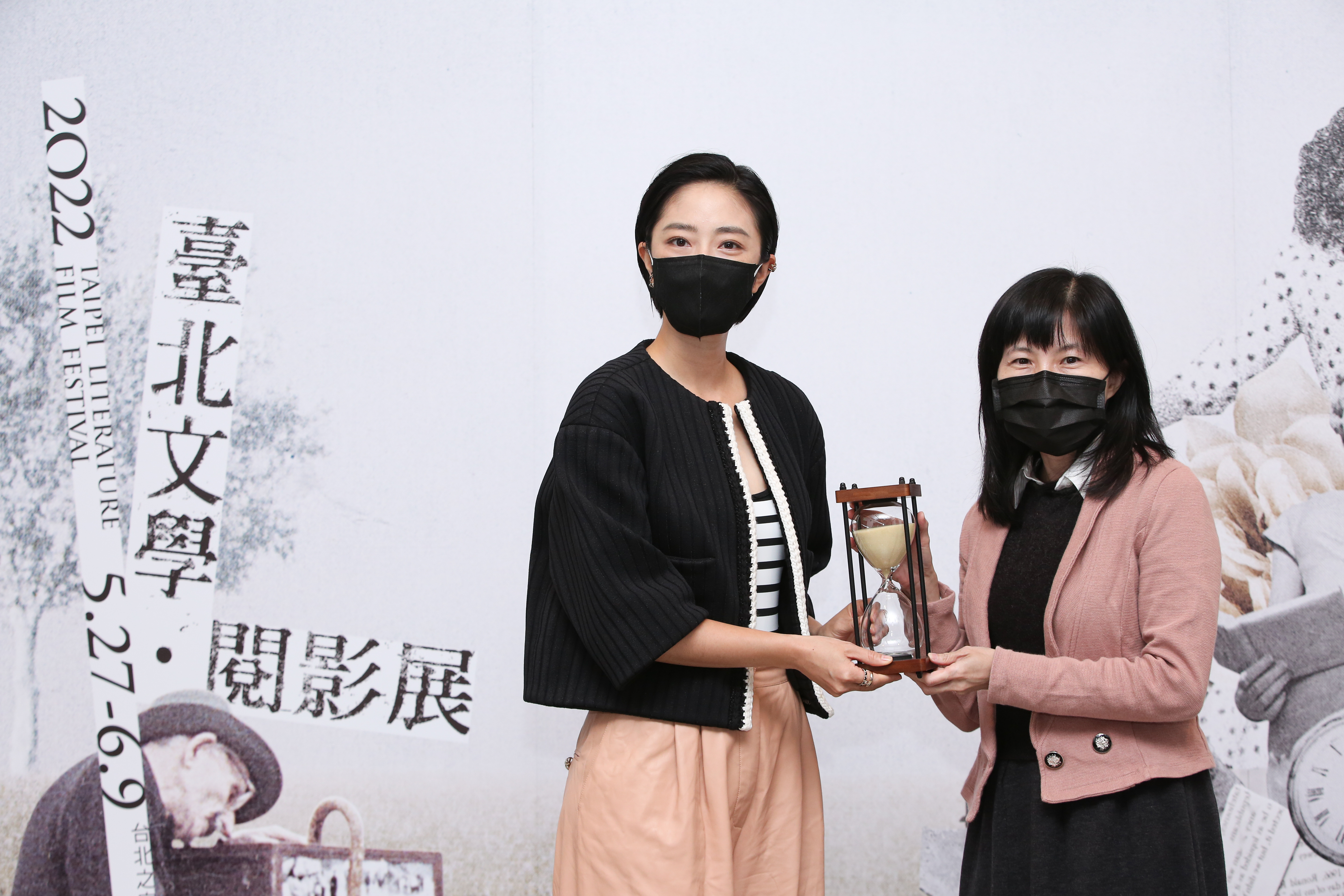 為「2022臺北文學。閱影展」擔任嘉賓,桂綸鎂自言最近看了不少電影,不過還沒接到喜歡的新角色。右為北市文化局副局長陳譽馨。