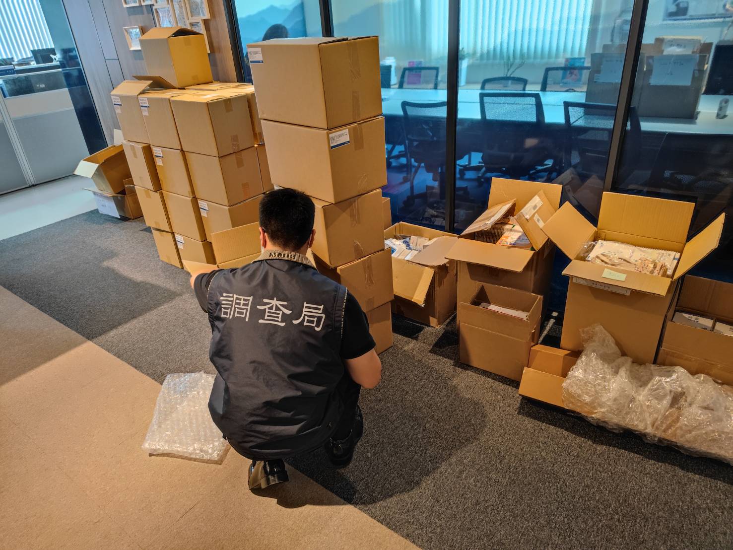 調查局查扣上百萬劑採血快篩產品，全案正擴大偵辦中。（調查局提供）