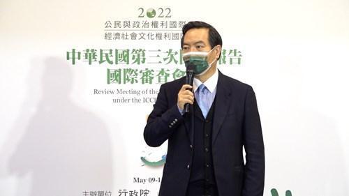 法務部從下周一起展開為期五天的兩公約第三次國家報告，行政院相當重視，政務委員羅秉成今赴法務部打氣。（法務部提供）