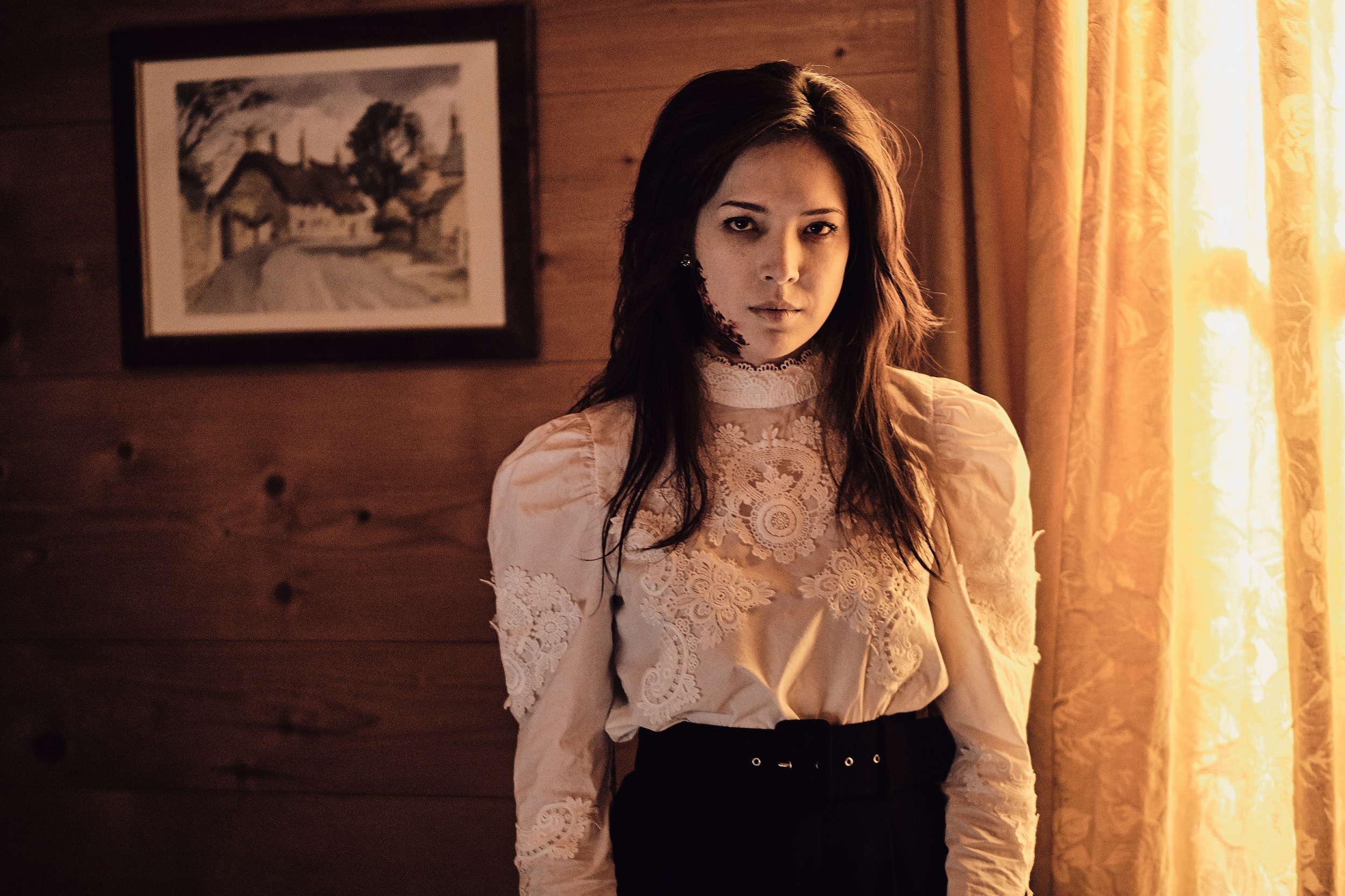 本來許瑋甯之前就曾被譽為「鬼后」，她的混血面孔化上慘白鬼妝看來更加鬼裡鬼氣。（華映提供）