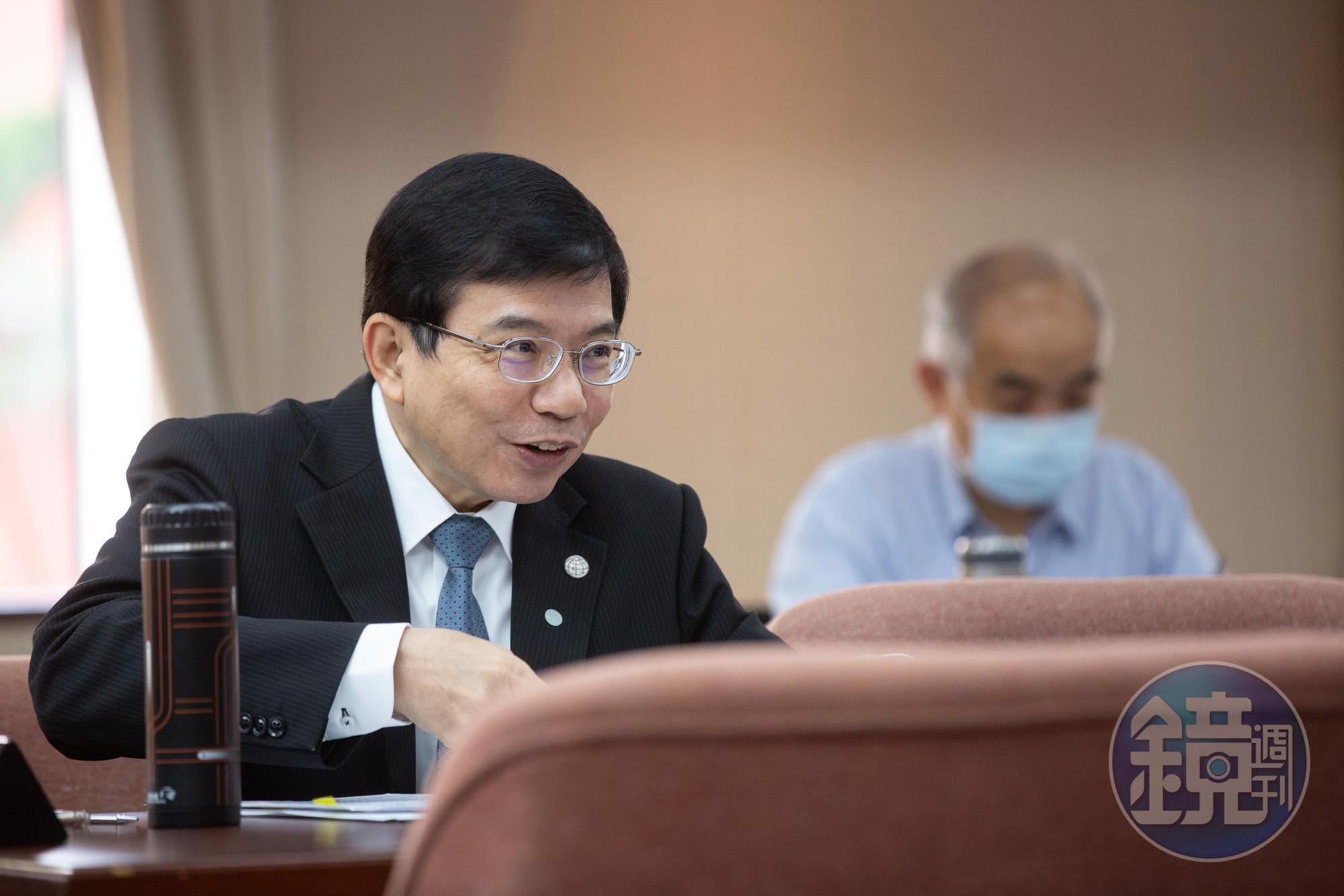 交通部長王國材昨赴立院備詢，坦言「類火車」成效需檢討。（本刊資料照）