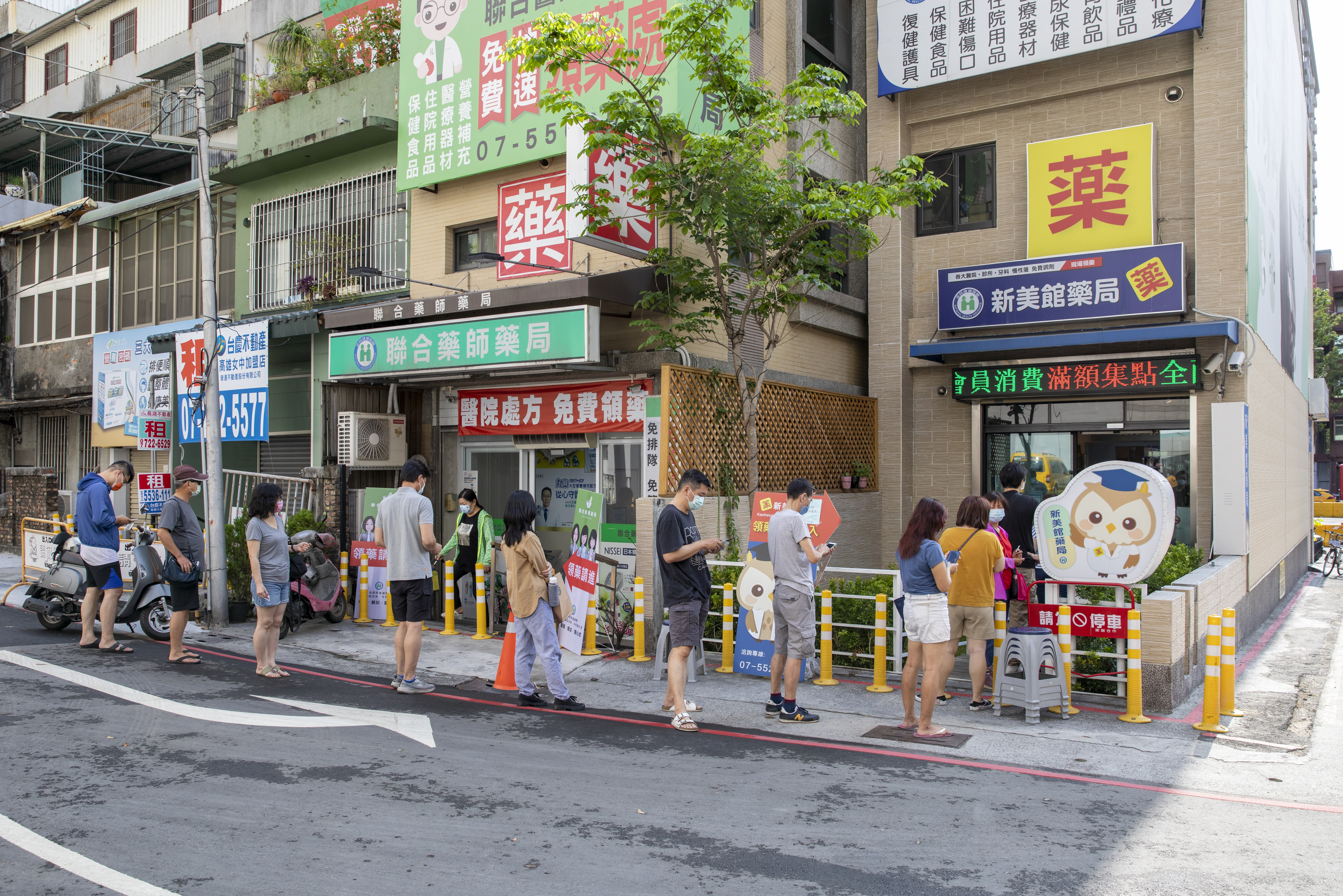 隨確診數攀升，民眾排隊購買快篩試劑；排買快篩試劑示意圖，與當事人無關。（本刊資料照）