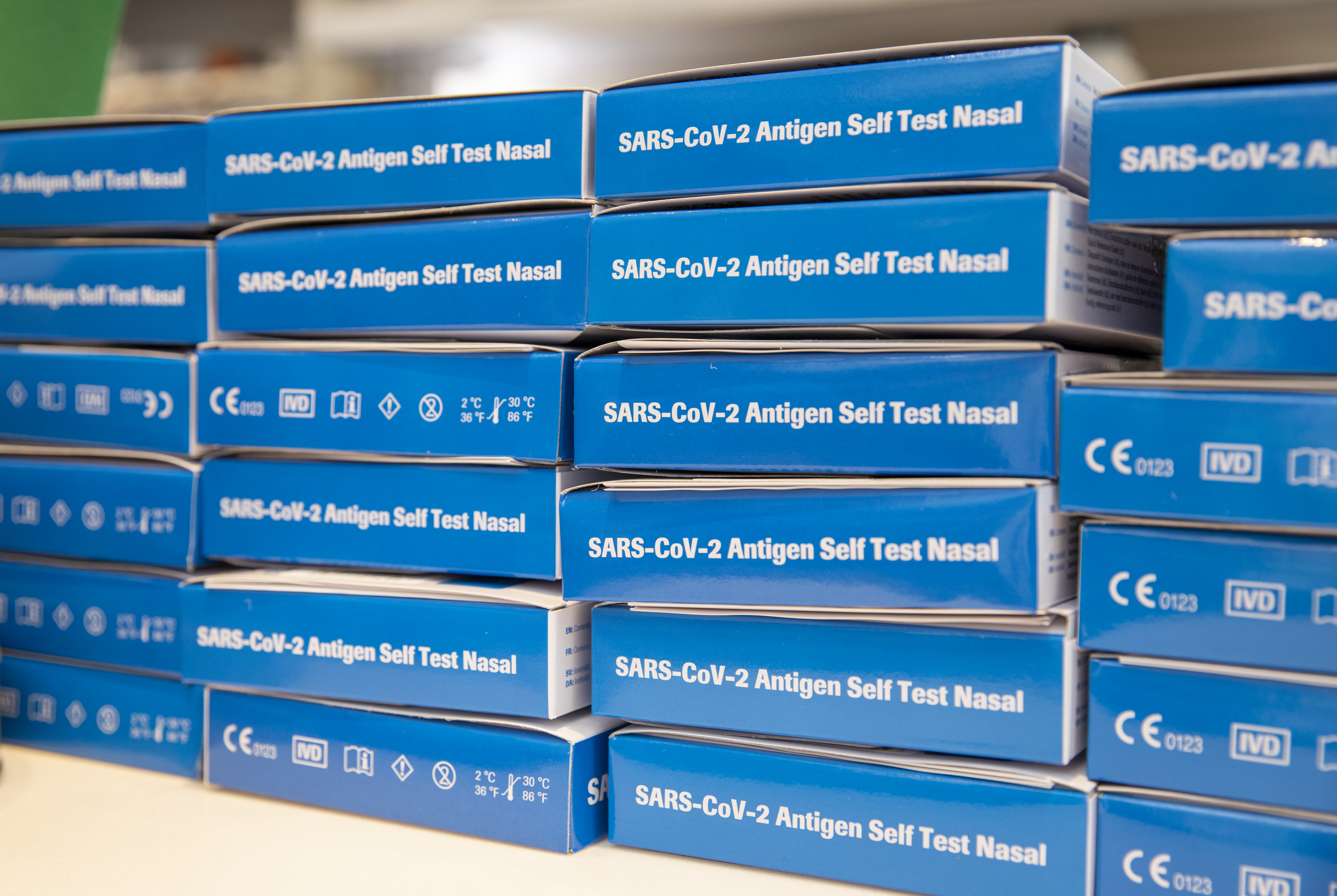 隨著COVID-19單日本土案例攀升，民眾對快篩試劑需求大幅提升，郵務士幫忙承擔配送任務。