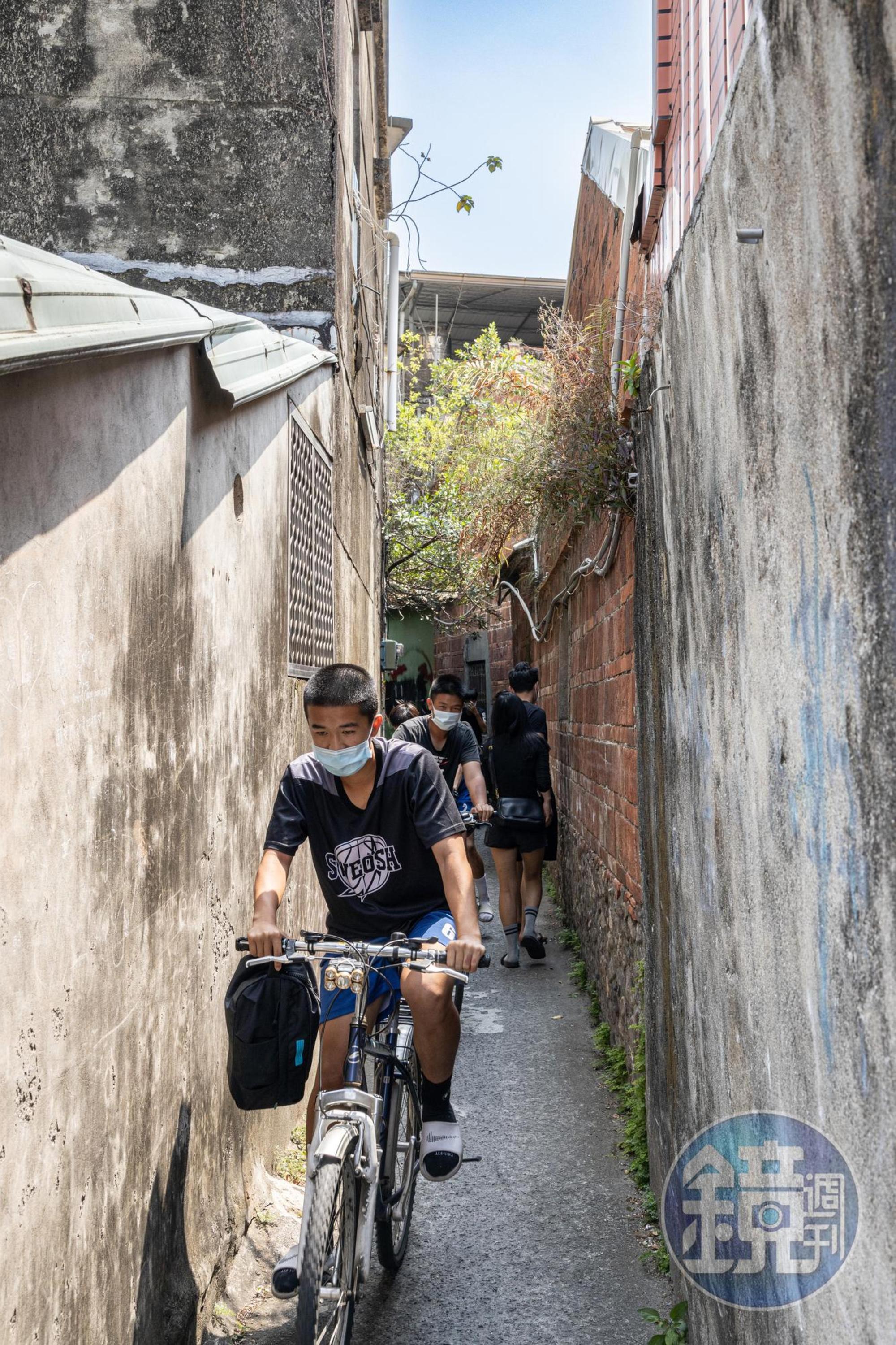 「摸乳巷」隱身在建基老街,也是當地居民的祕密捷徑。