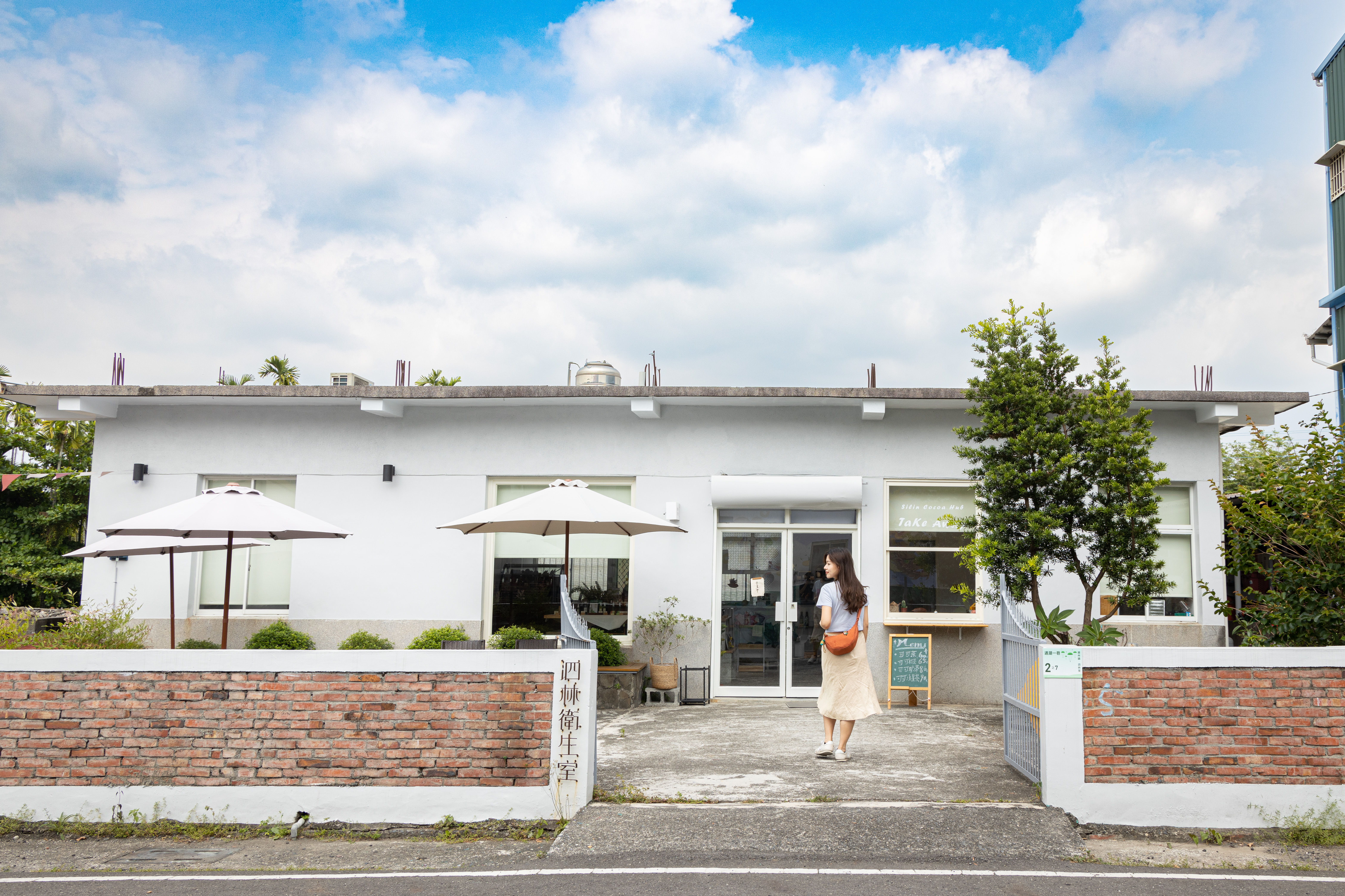 「泗林衛生室」將保健中心變身為質感可可專賣店。