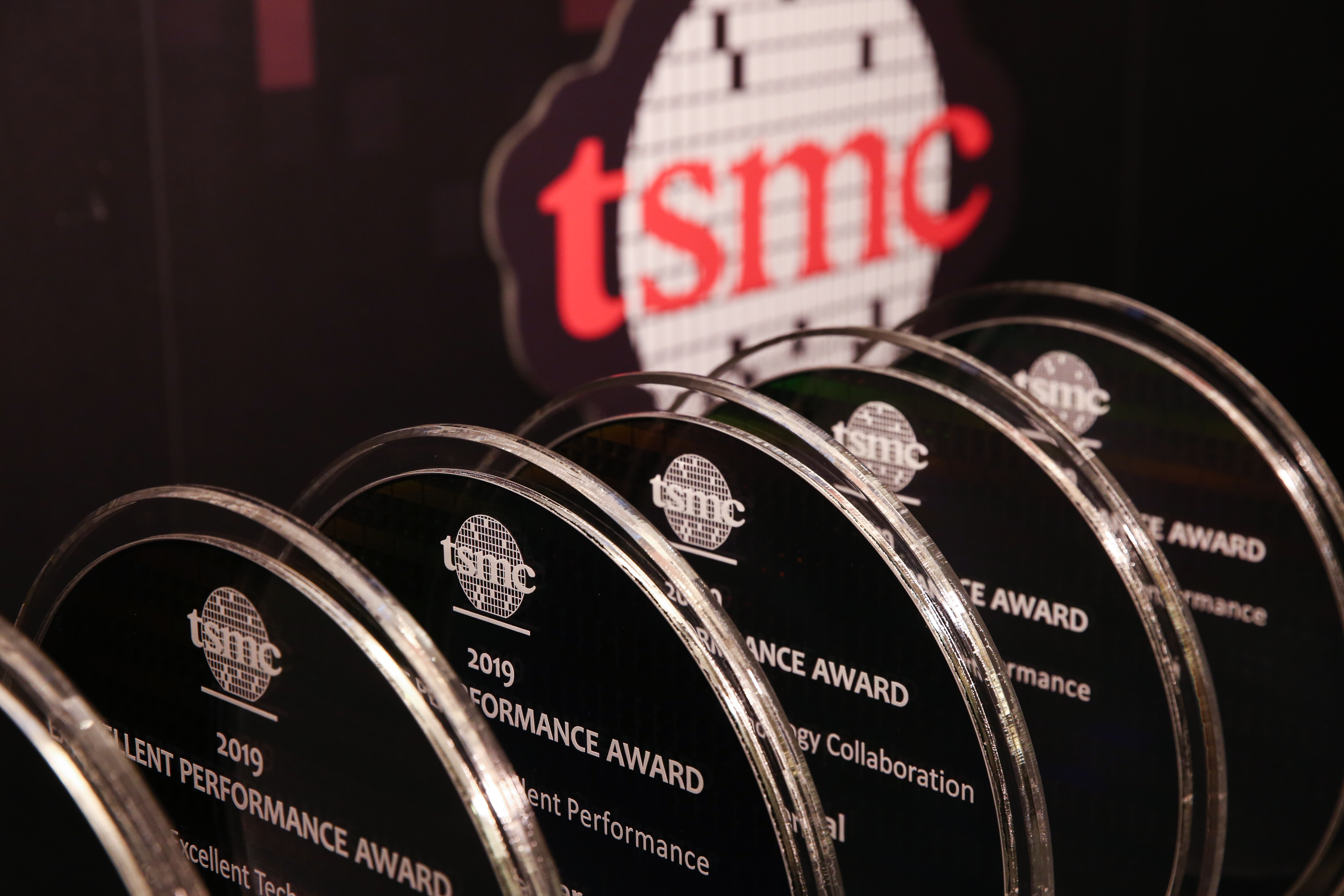 經濟學家丁予嘉認為，現在台股就是全年最好的買點，且台積電全年獲利一定會再走高。