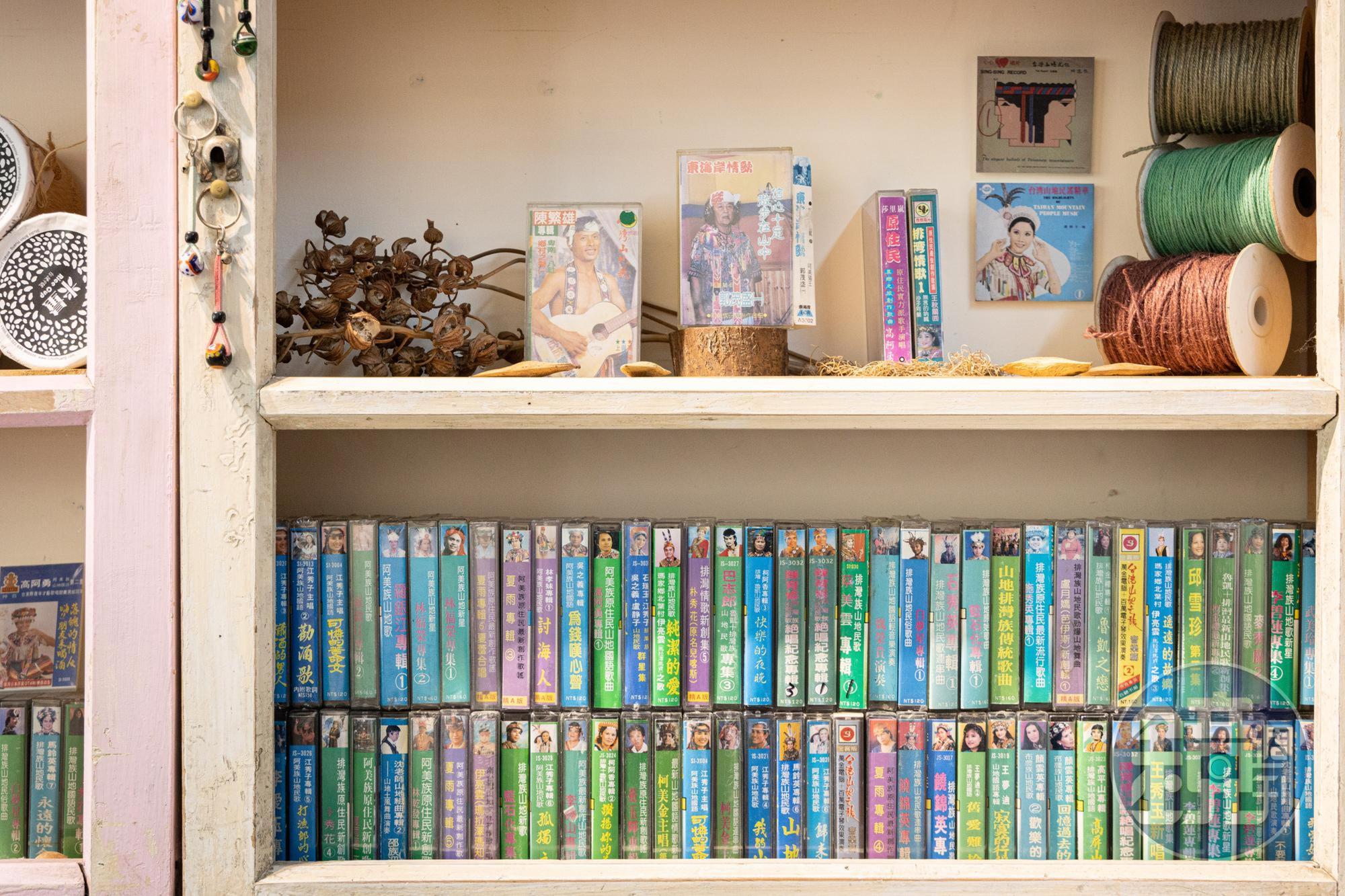 「潮書院」用音樂說好聽的故事，由黑膠、卡帶串起原住民音樂在潮州的歷史脈絡。