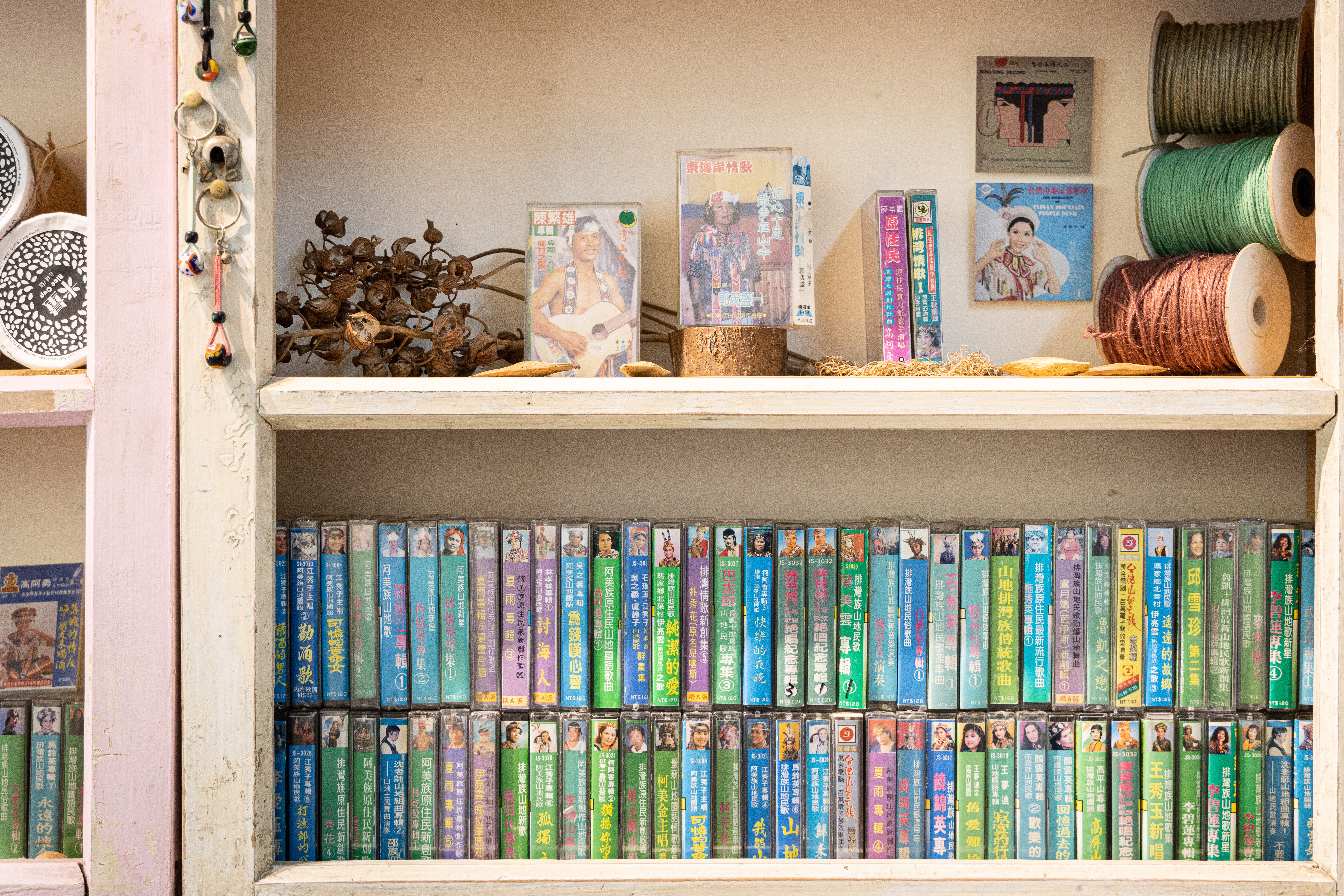 「潮書院」用音樂說好聽的故事，由黑膠、卡帶串起原住民音樂在潮州的歷史脈絡。