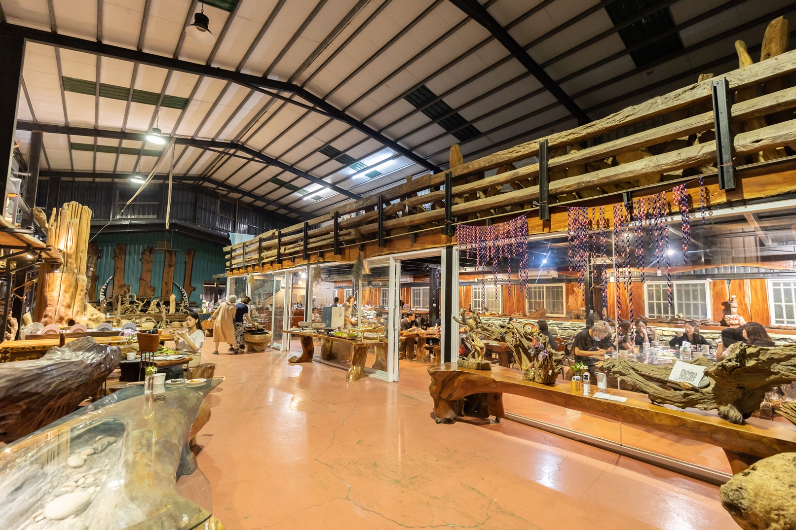 「双卓廚房」主打原民風味餐，整間店都是手工木雕作品。