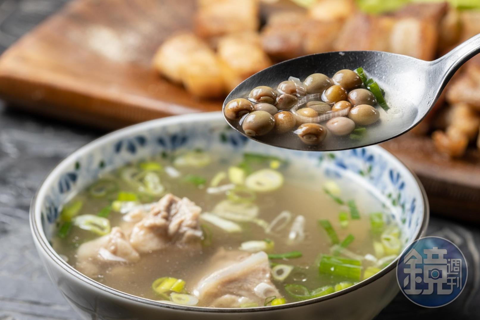 套餐內附贈的「樹豆排骨湯」，又被稱作「勇士湯」據說男性可以強身健體。