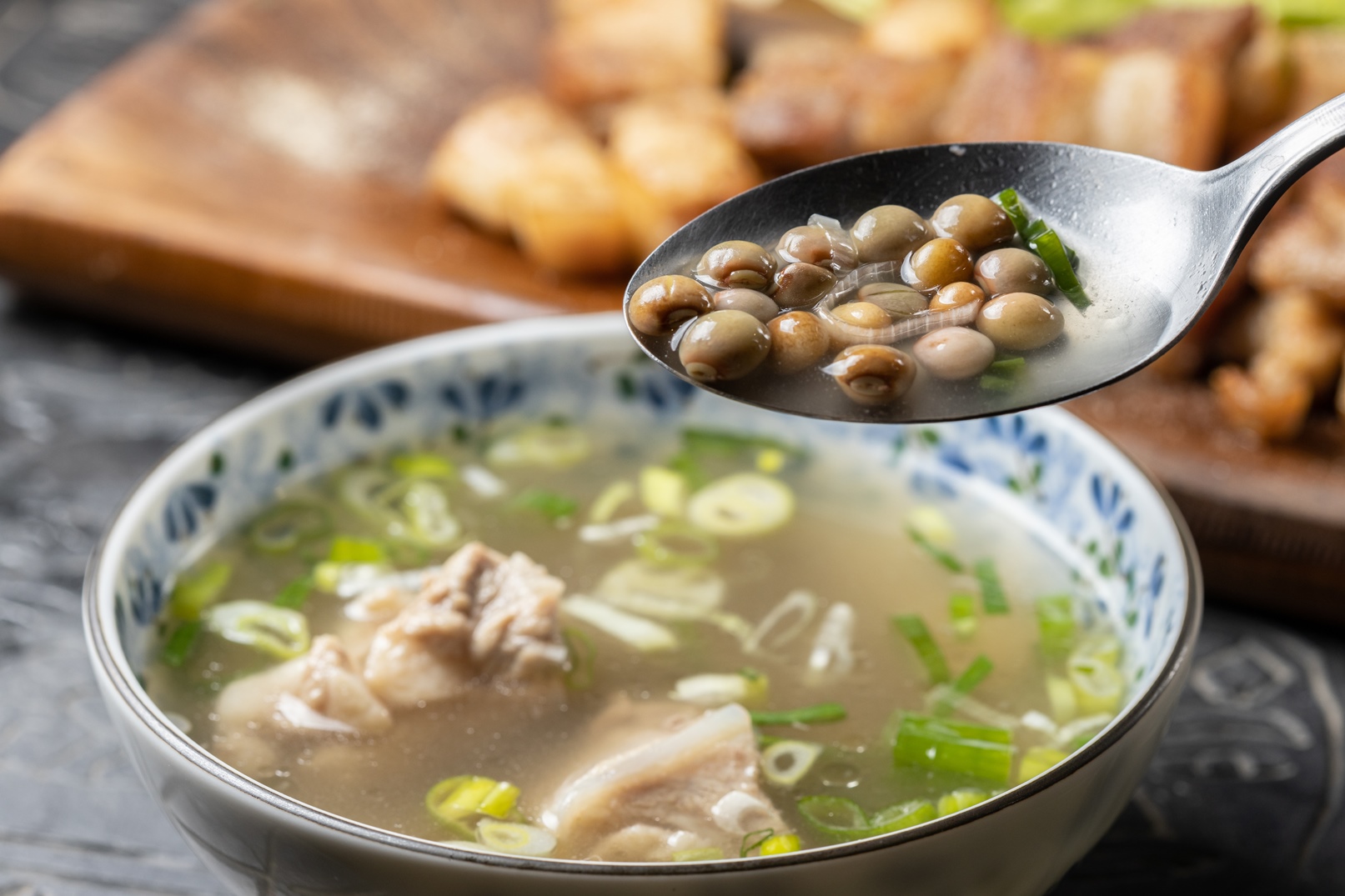 套餐內附贈的「樹豆排骨湯」，又被稱作「勇士湯」據說男性可以強身健體。