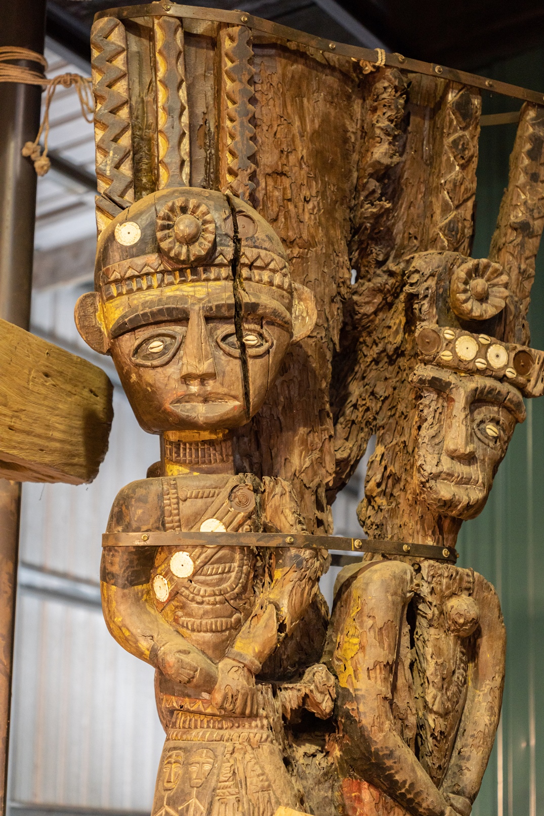 双卓廚房結合阿拉棒木頭工作室， 以木雕作品裝飾餐廳內部空間。