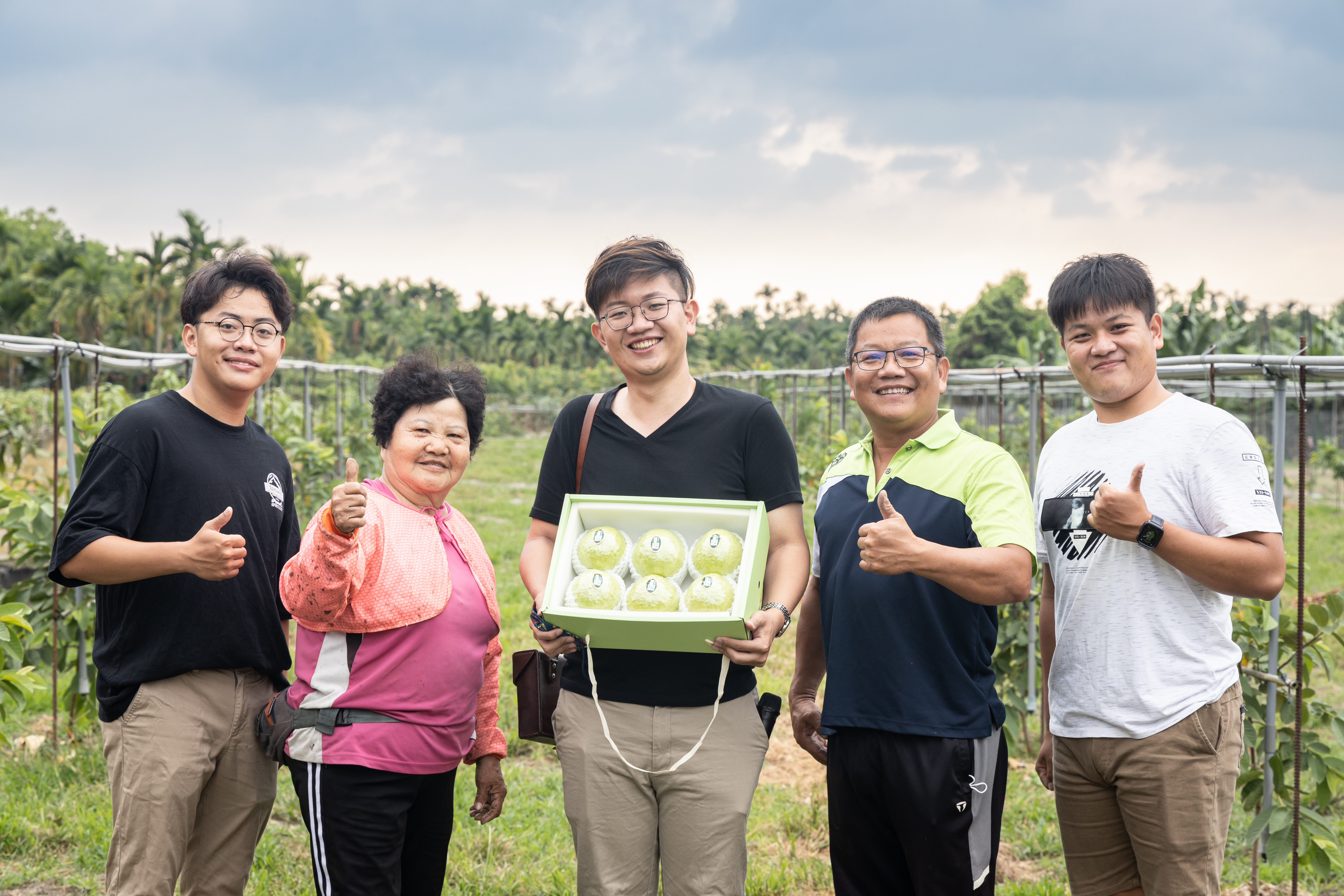 三兒子潘俊廷（左起）、祖母潘張秀花、 大兒子潘彥升、父親潘連進、二兒子潘 上至，齊心將屏東在地水果發揚光大。