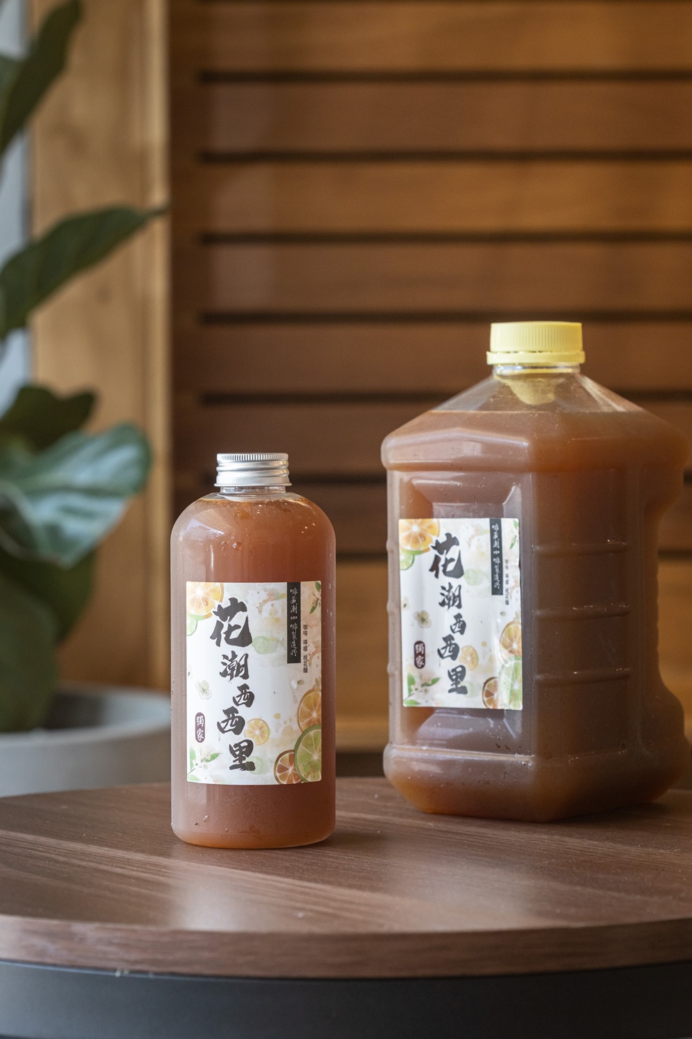 潮州牌「花潮西西里」清爽解膩，因老顧客太喜愛，甚至推出大容量包裝。（左，75元／瓶、右， 270元／桶）