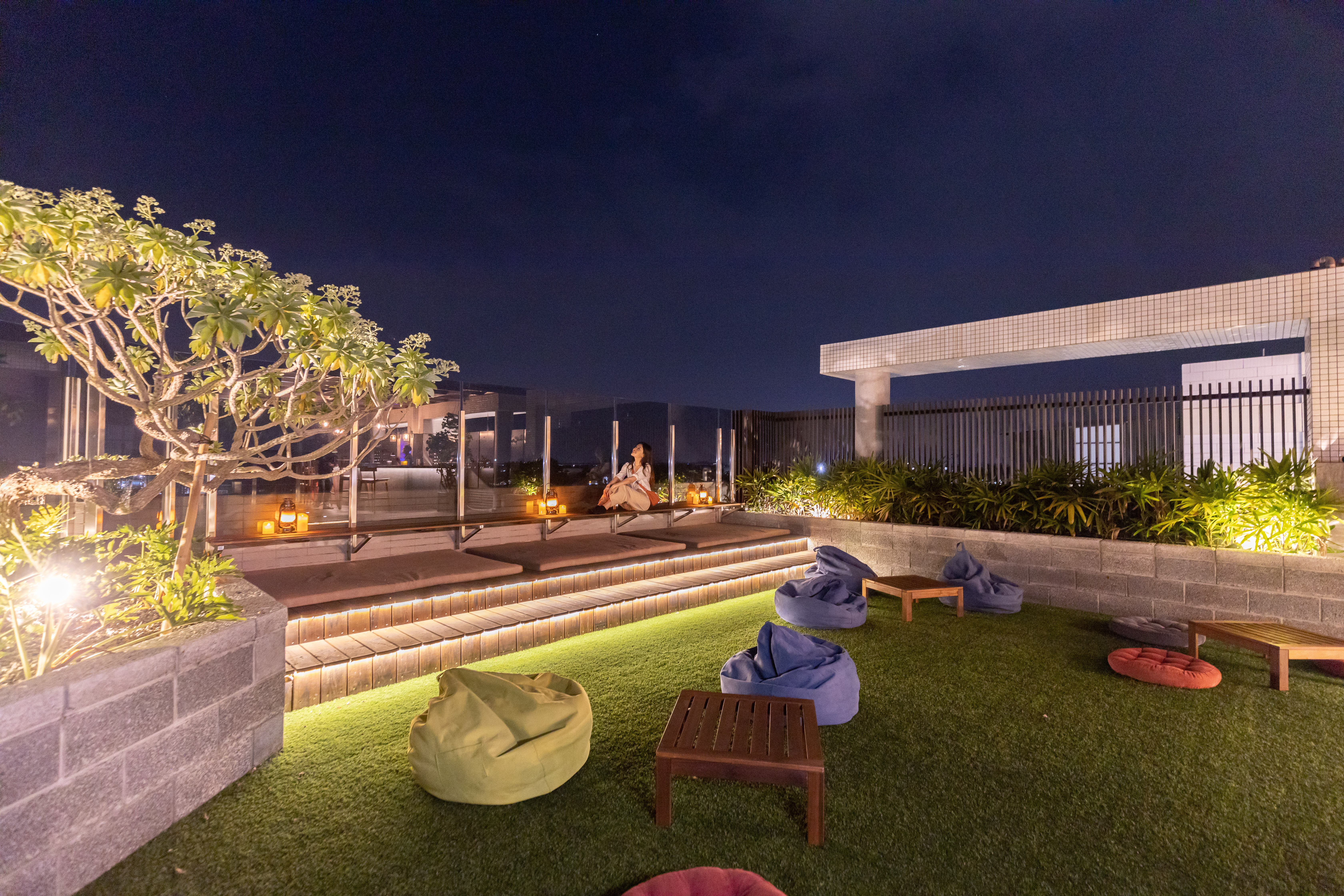 「樹貳舍」頂樓有座露天酒吧能看著月色小酌。