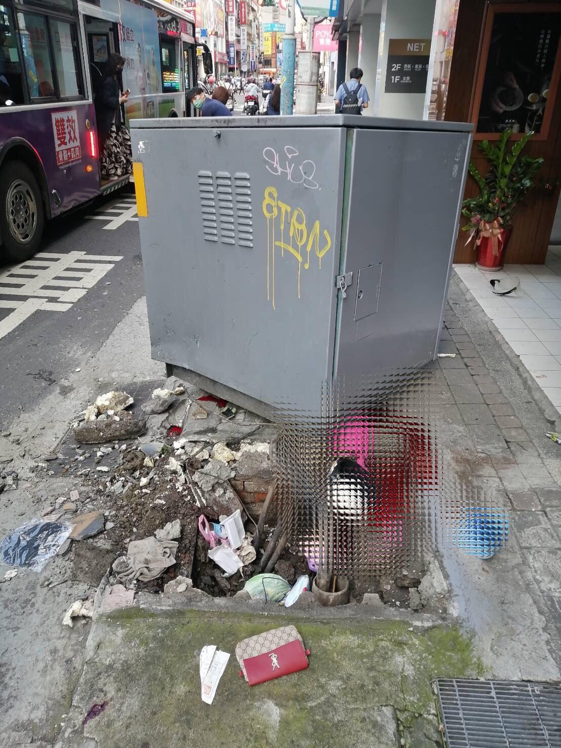 外送員被撞後，躺在變電廂旁。（翻攝畫面）