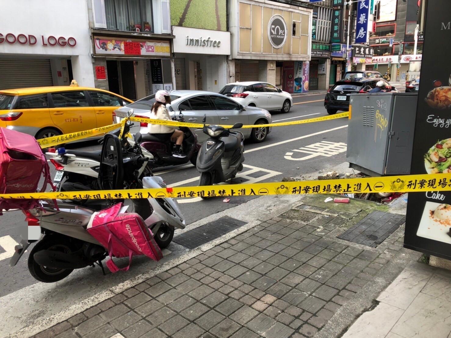 警方在車禍現場拉起封鎖線。（翻攝畫面）