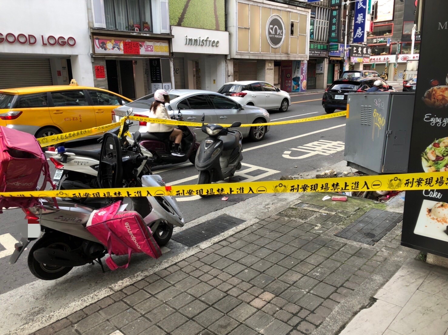 警方在車禍現場拉起封鎖線。（翻攝畫面）
