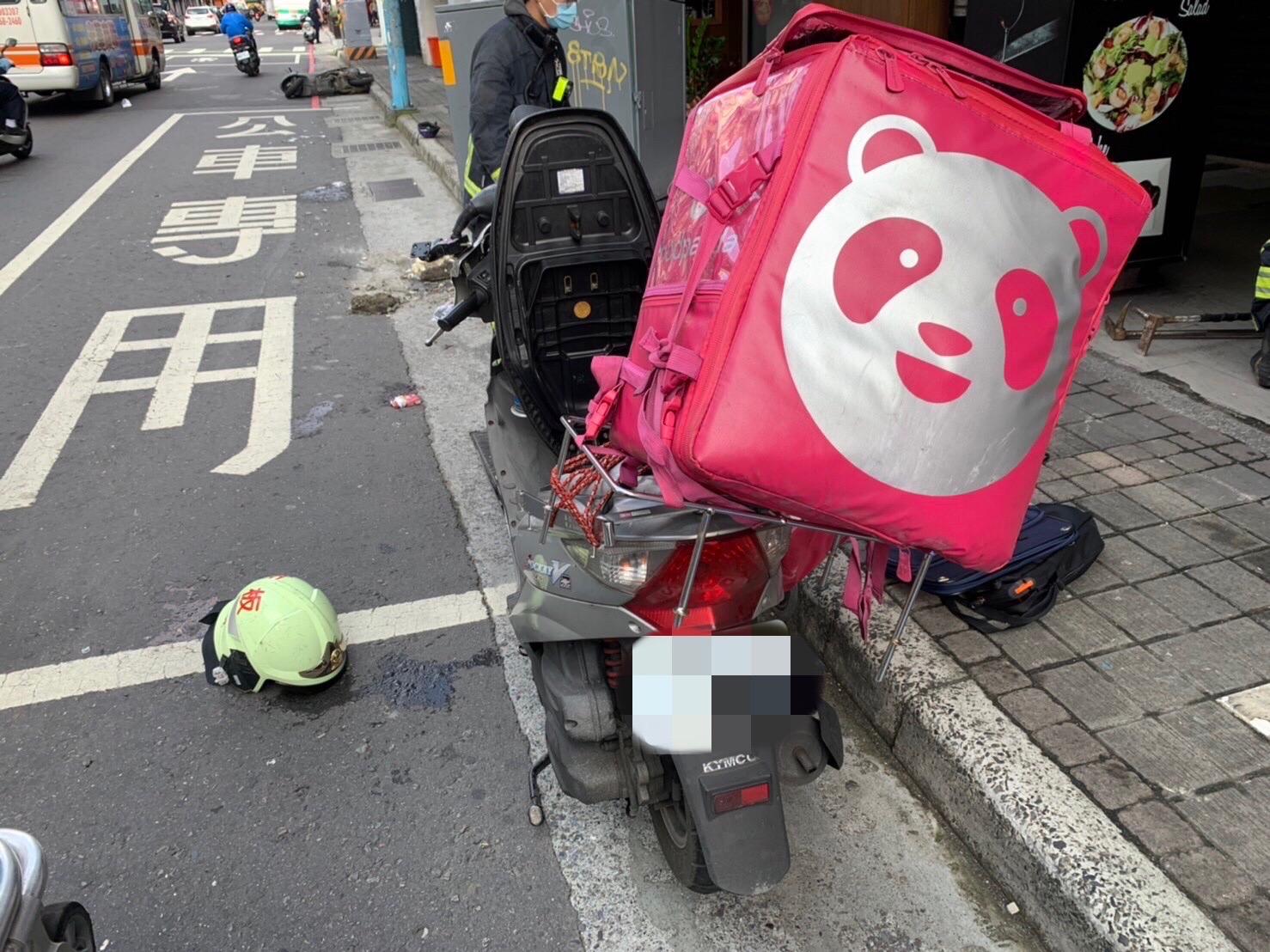 外送員的機車因車禍受損。(翻攝畫面)