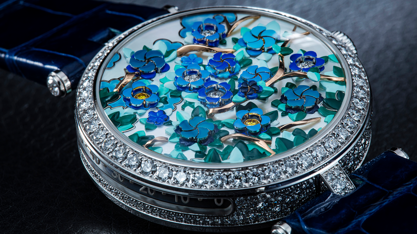 Lady Arpels Heures Florales的面盤以白色珍珠母貝為底，然後再層層疊加上金質樹枝、彩繪花朵以及綠色樹葉等組件，實錶的面盤層次感非常豐富，不只在技術面有話題，工藝性也很值得關注。