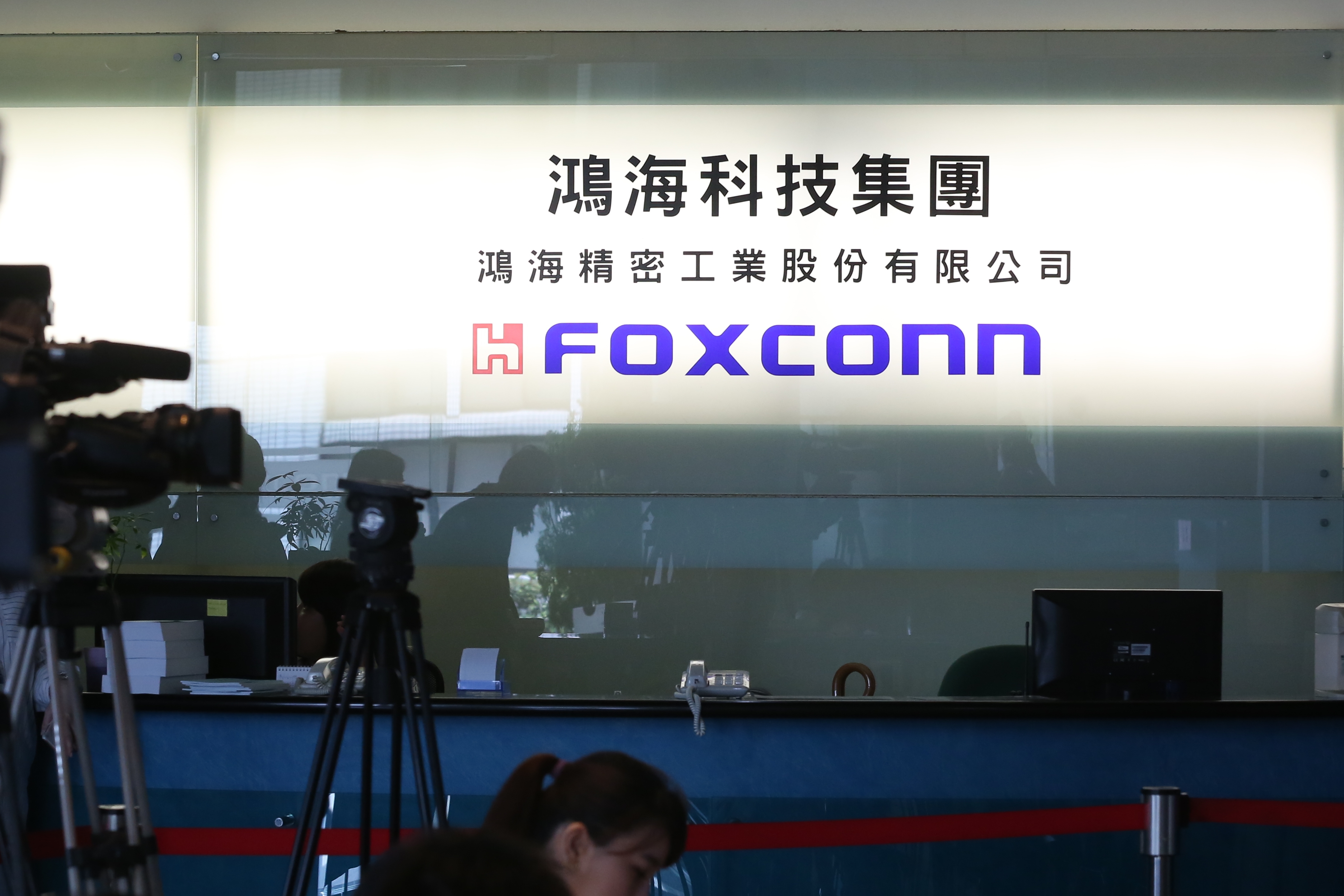 鴻海集團16家上市櫃公司總體股東數已超過210萬人，每年都會在股東會前舉辦購物節回饋股東。（本刊資料照）