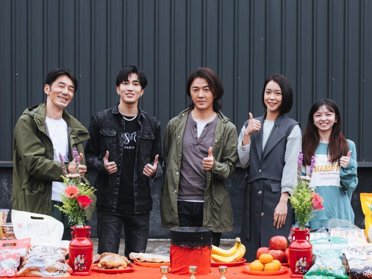 鄭伊健首度出演台劇，日前舉行開鏡儀式。左起：李李仁、婁峻碩、鄭伊健、李霈瑜、陳姸霏。（百聿數碼提供）