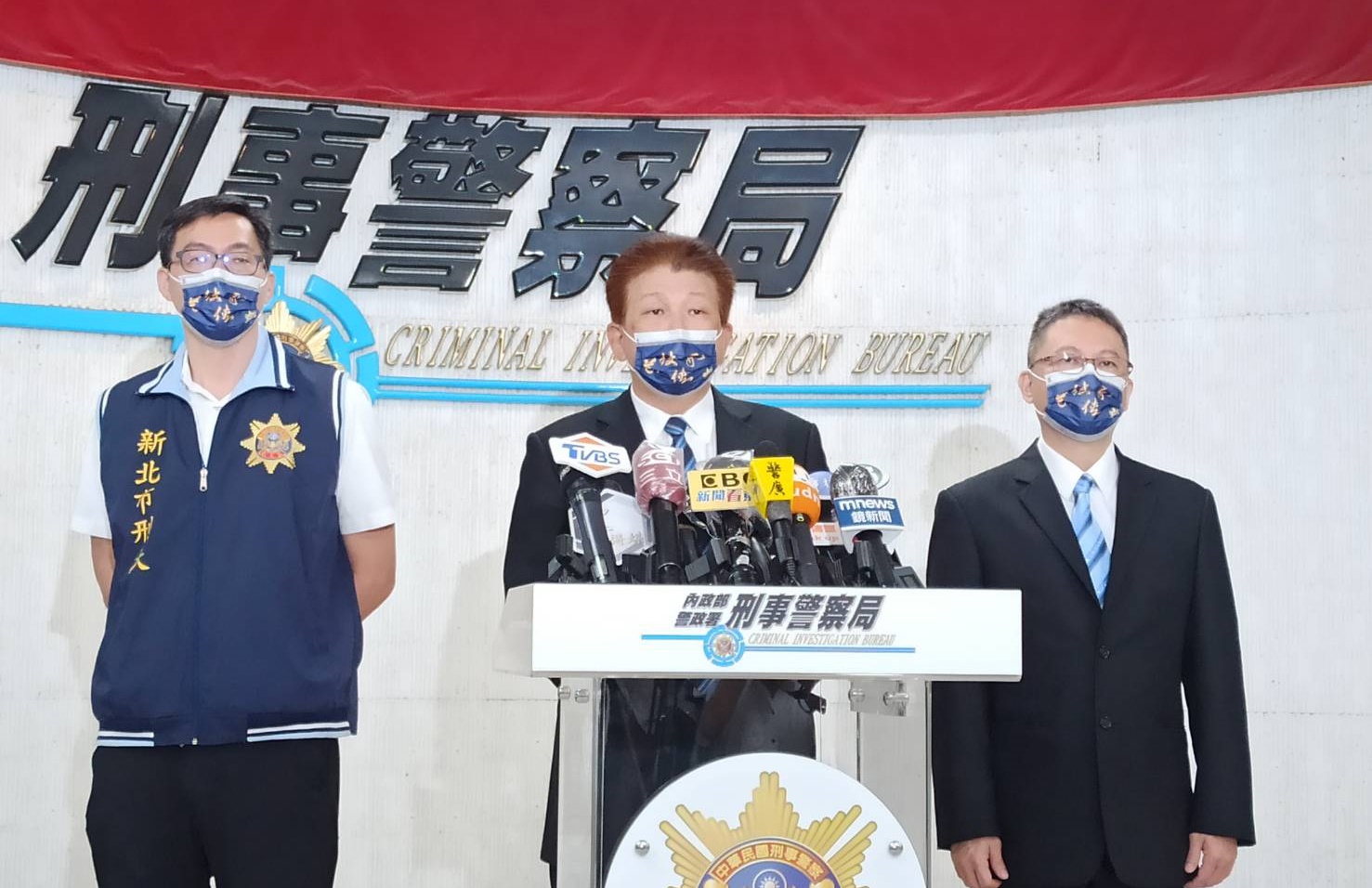 刑事警察局副局長李文章（中），今天上午召開掃蕩黑幫緊急會議。（翻攝畫面）