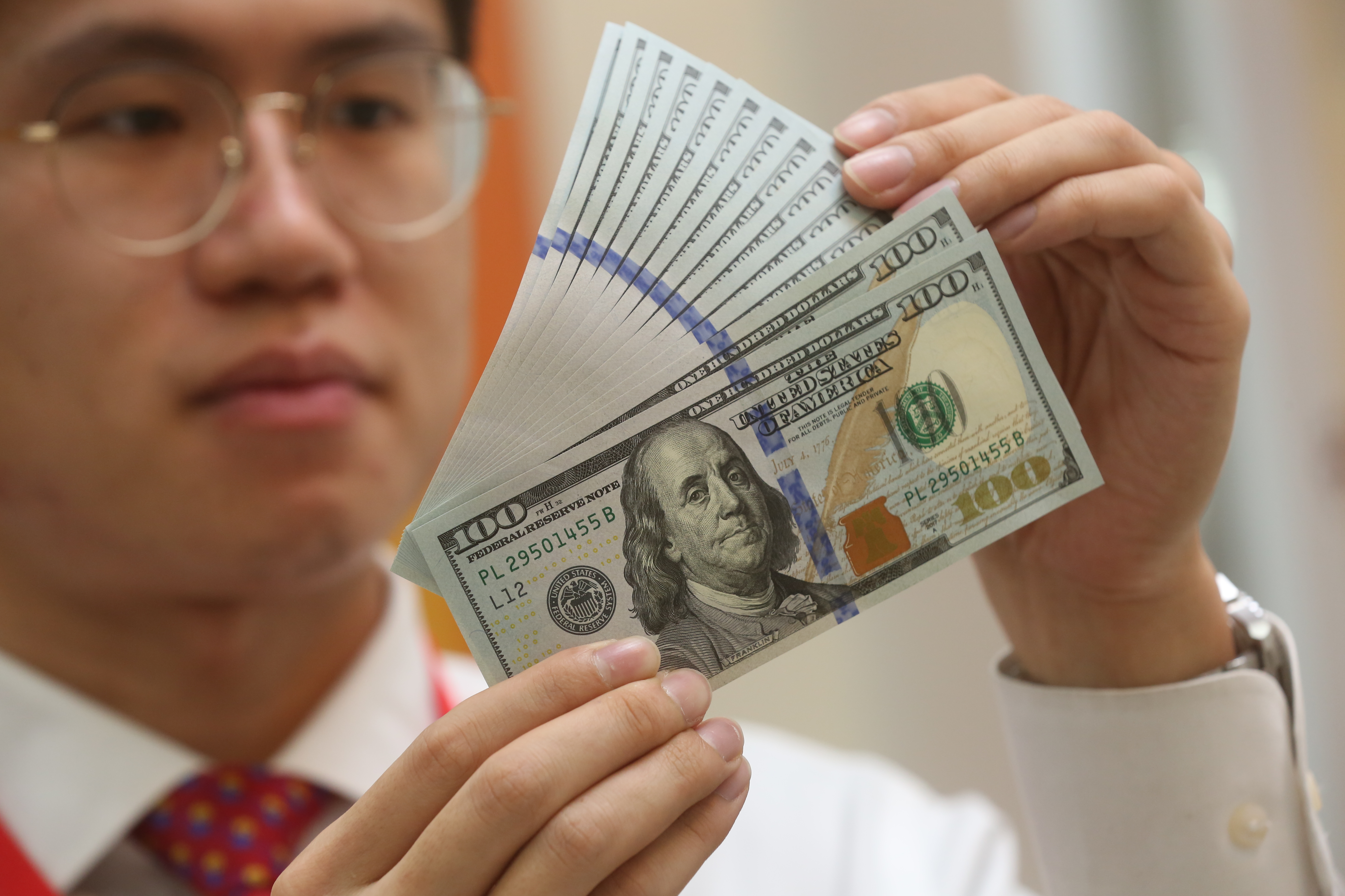 美聯準會持續升息，美元走強，各家銀行趁勢推出美元高利定存。