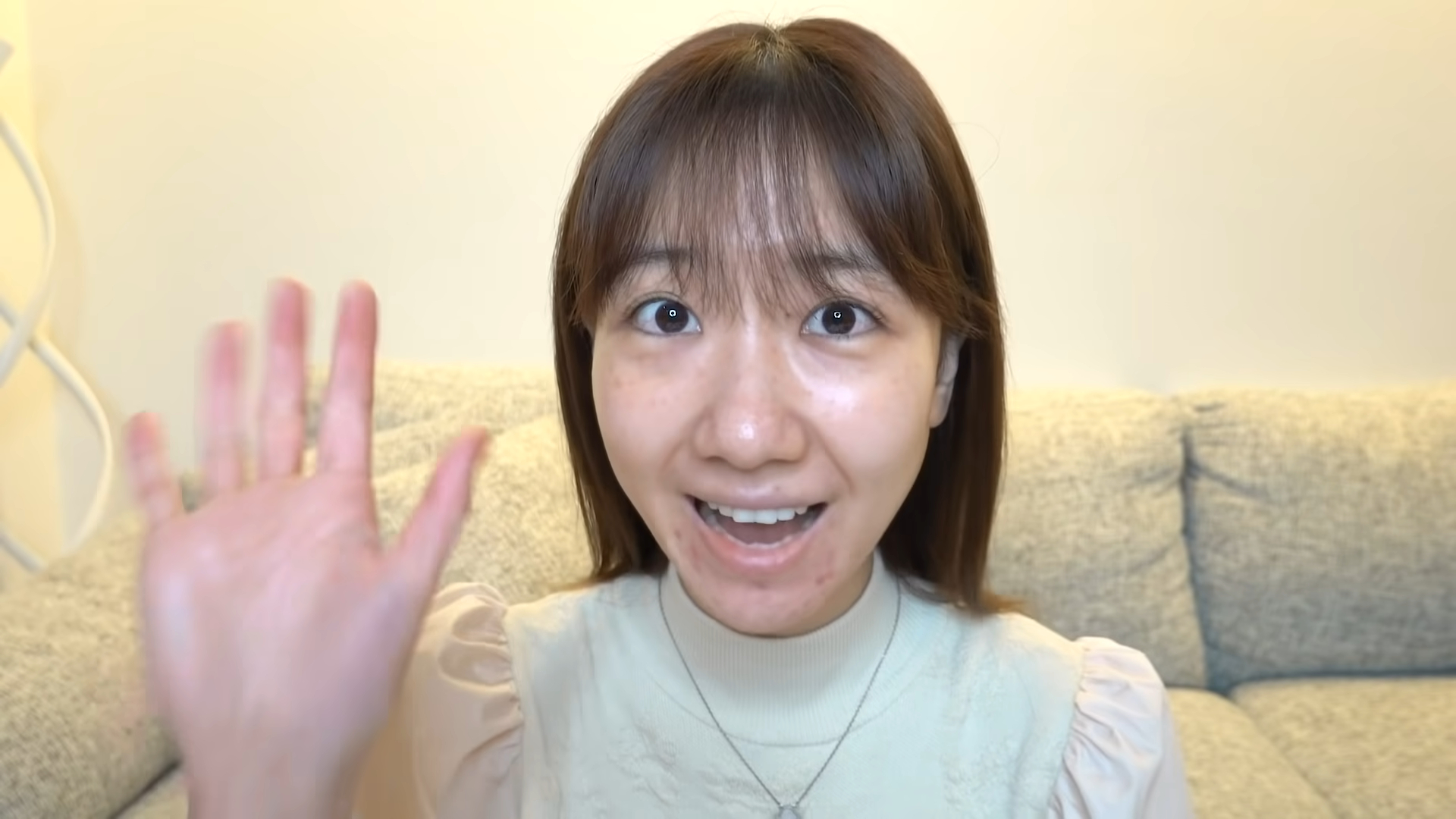 柏木由紀在個人頻道中大方以素顏示人,激勵不少網友。(翻攝自YouTube頻道)