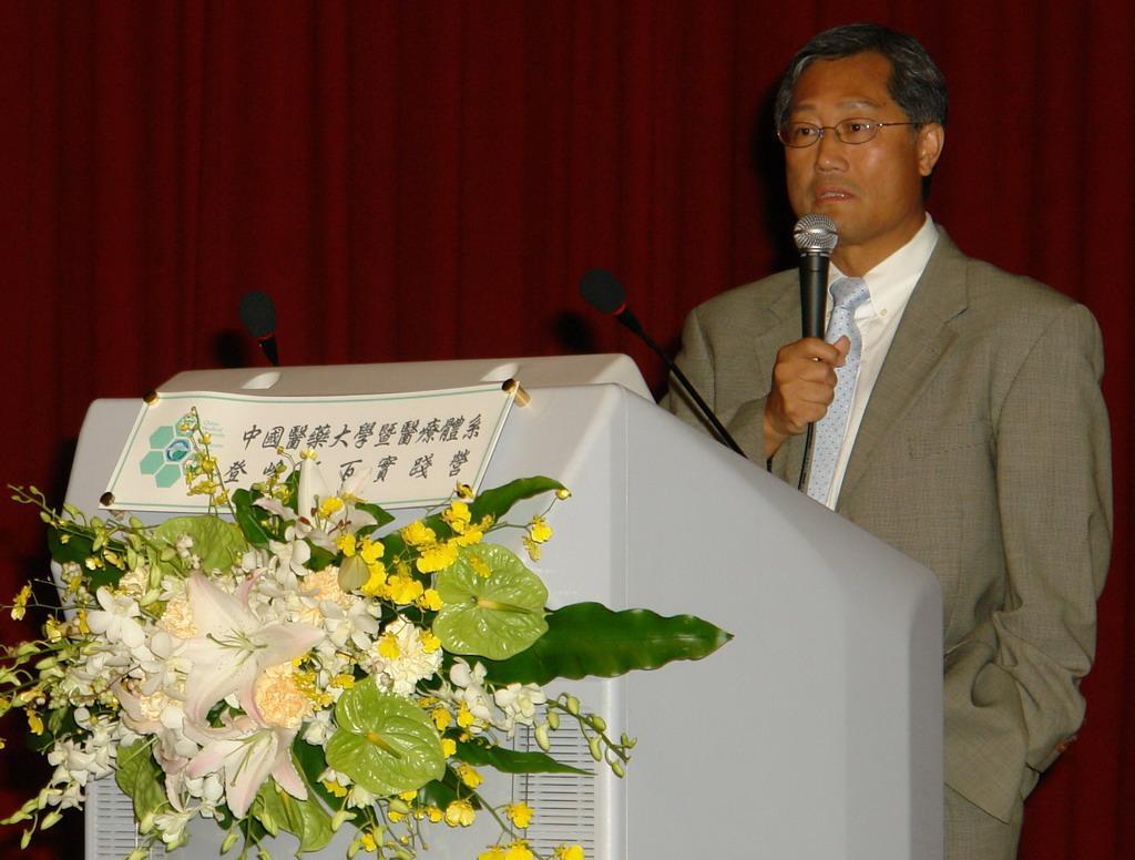李焜耀一代面板強人,推升友達為全球前三大面板廠,堅持美國反托拉斯案正面對決,如今確定從友達退休。(翻攝自中國醫藥大學E報)