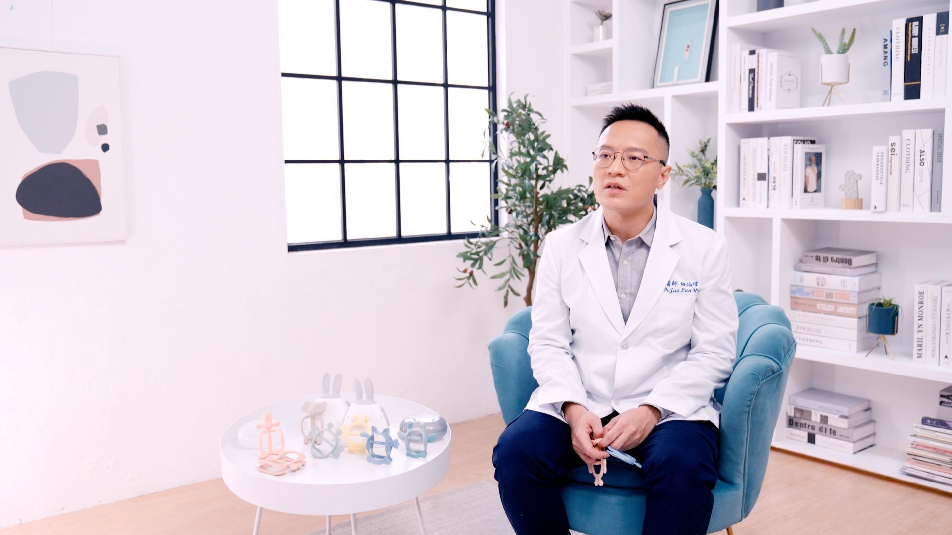 寶寶長牙時容易想咬東西,饒倫瑋醫生建議可以準備固齒器,用溫和漸進地的方式來滿足寶寶口慾需求。