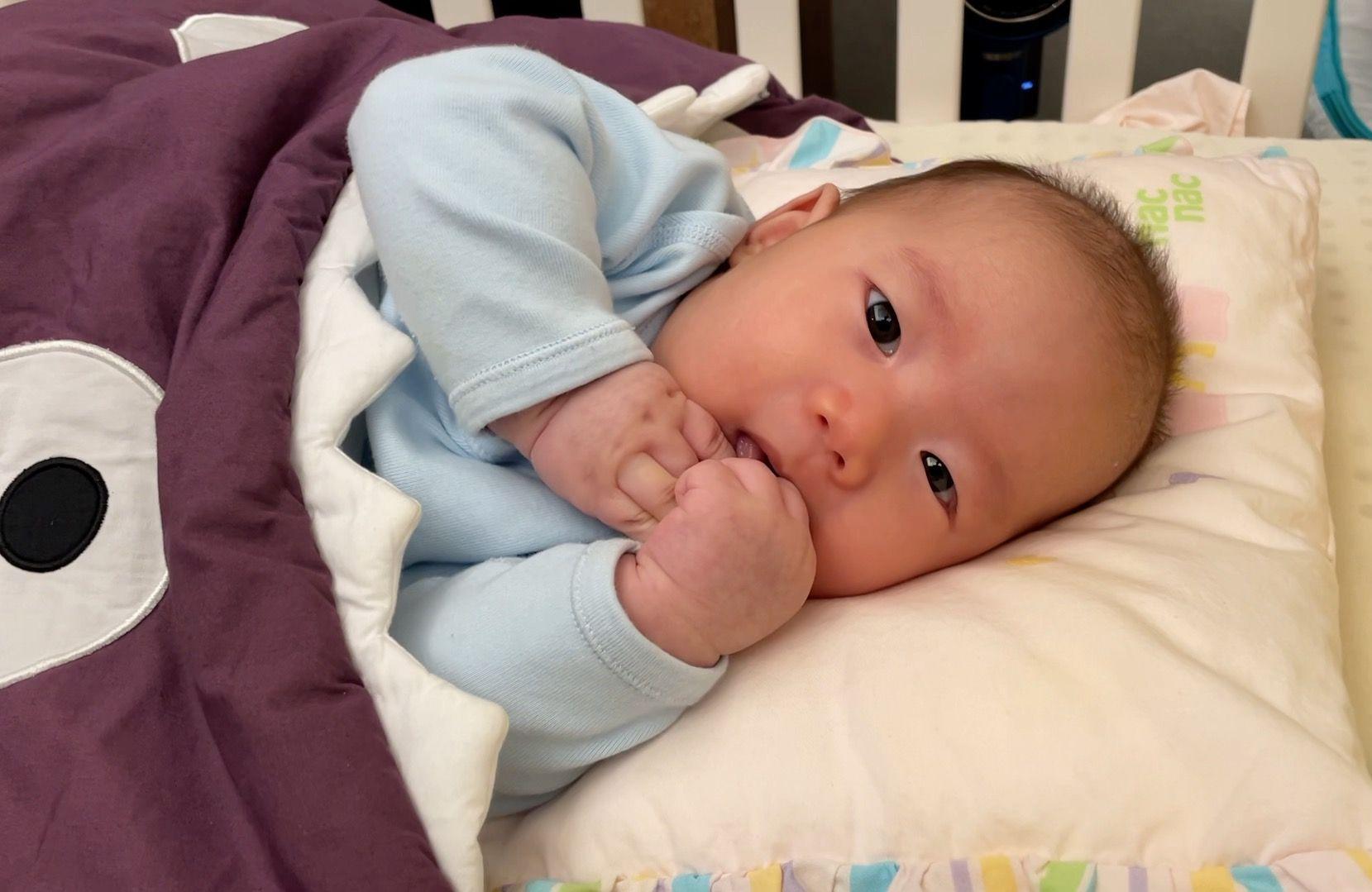 饒倫瑋醫生表示寶寶吃手指是在尋求自我安慰,有時候也是一種緩解心情緊張的方式。