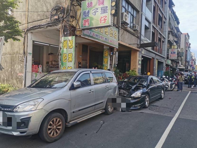 何男撞到銀色休旅車才停下。（翻攝畫面）