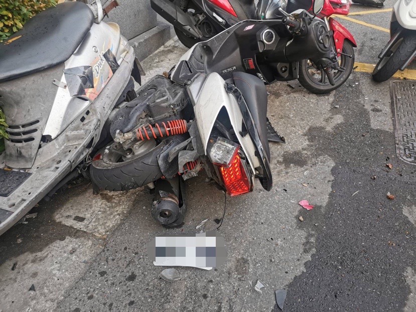 機車被撞地很慘。（翻攝畫面）