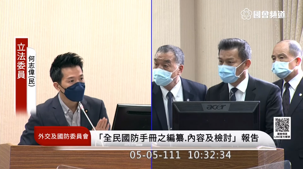 何志偉不滿國防部解釋，憤而拍桌痛罵，國防部長邱國正（右圖左）也拍桌回擊。（翻攝自國會頻道）
