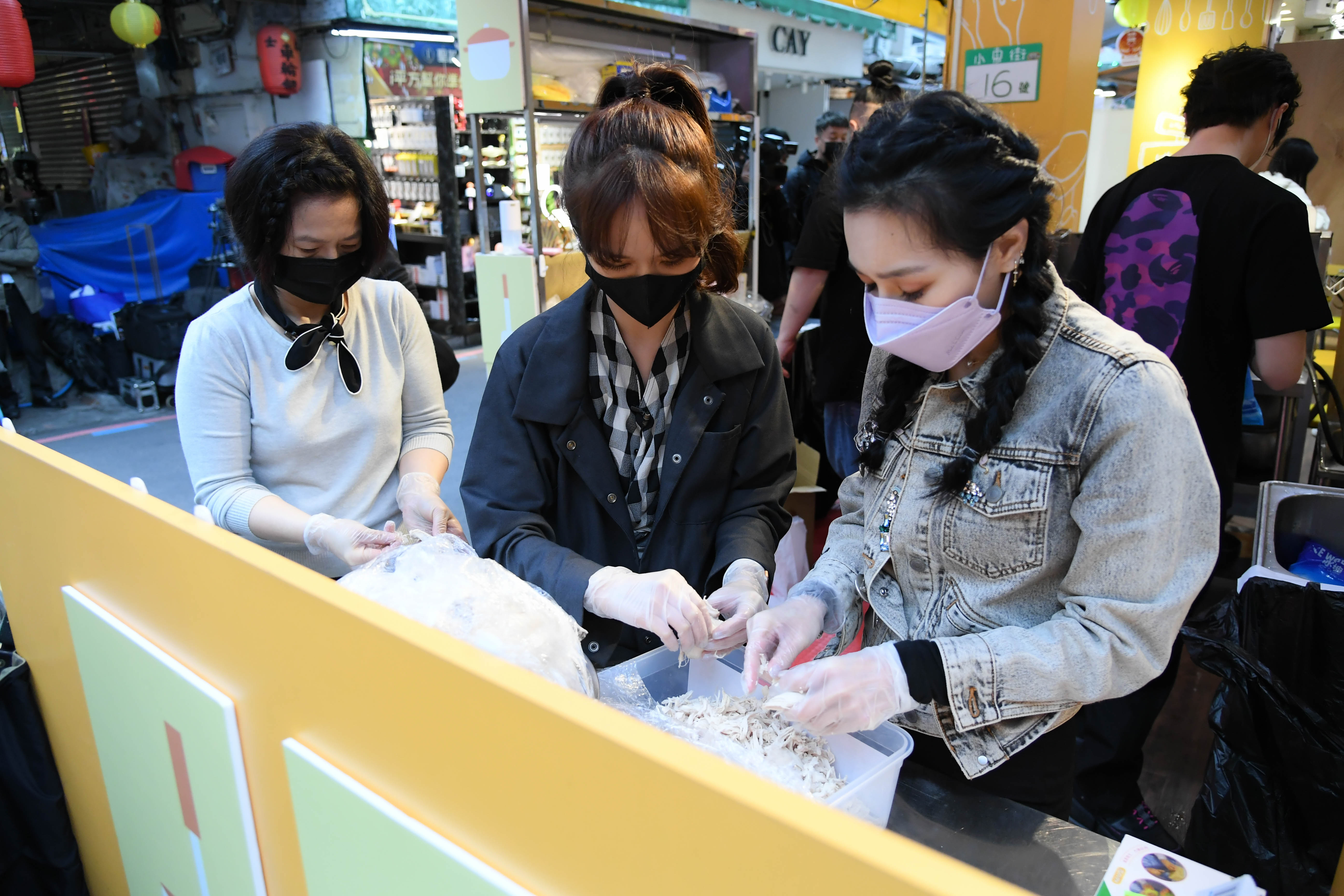 謝瓊煖、陳明珠以及王思佳到士林夜市出任務。（三立提供）